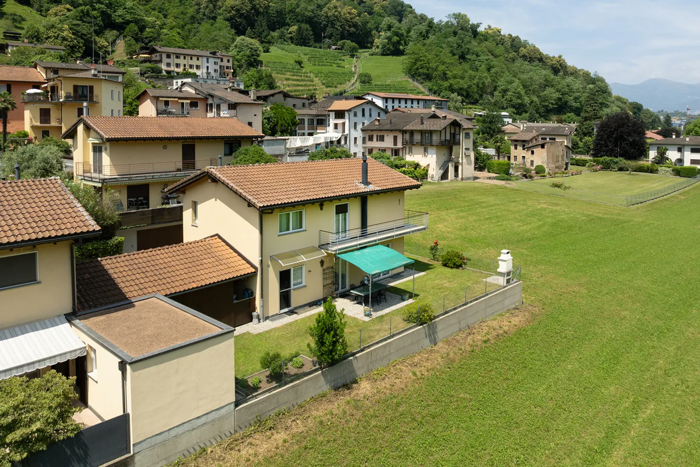 Casa unifamiliare luminosa con vista aperta sul verde - Foto 1 di 10
