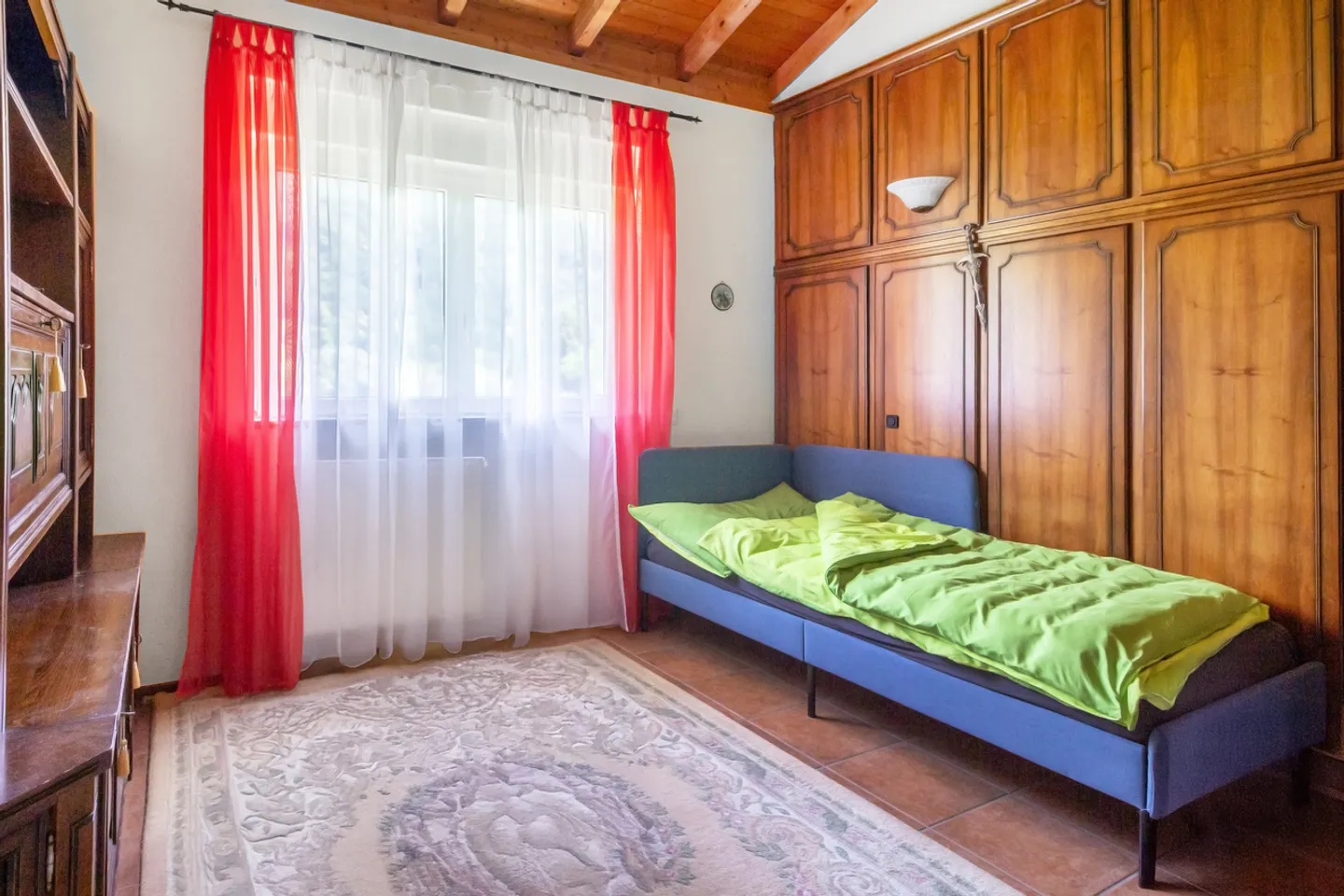 Casa unifamiliare luminosa con vista aperta sul verde - Foto 5 di 10