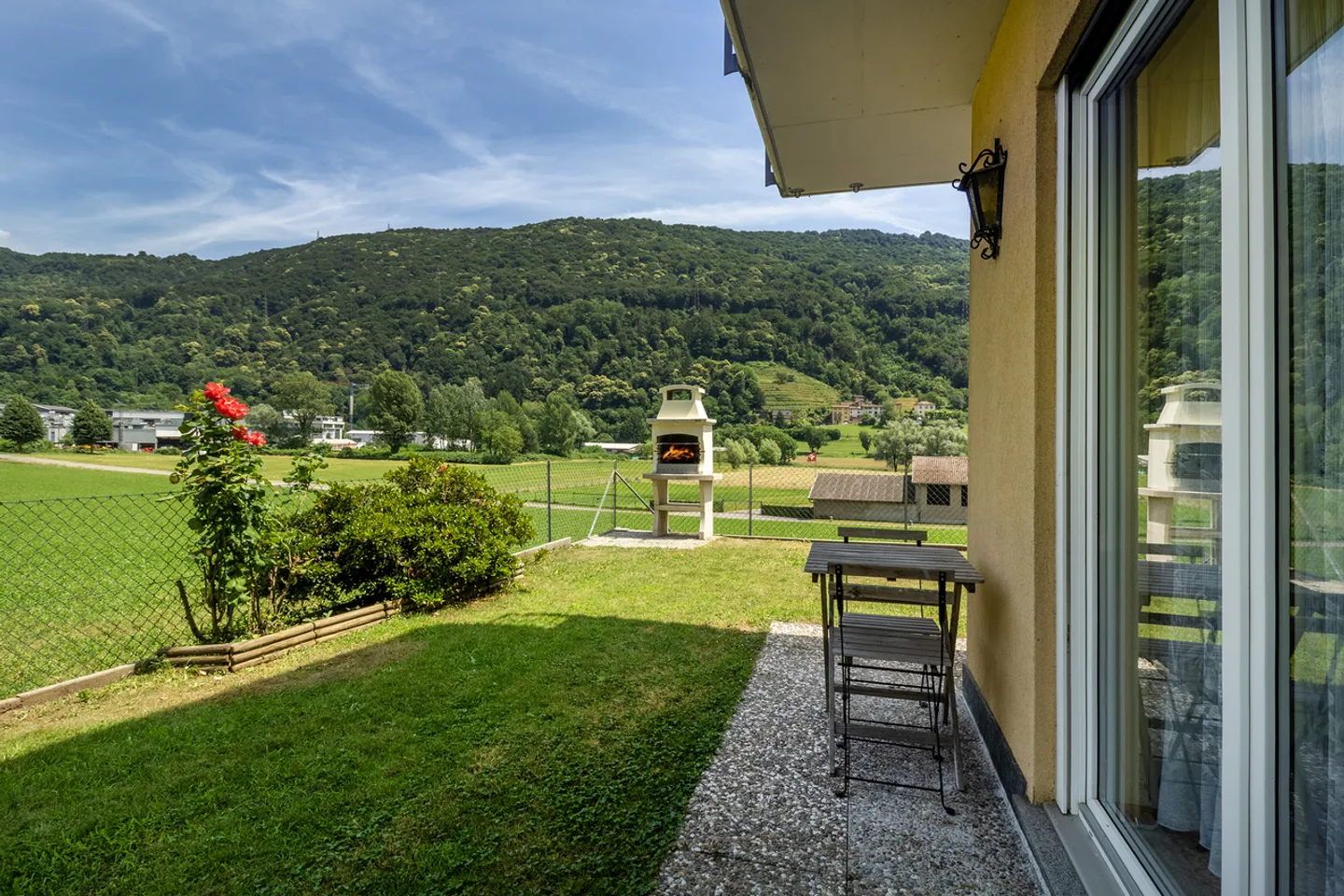 Casa unifamiliare luminosa con vista aperta sul verde - Foto 7 di 10