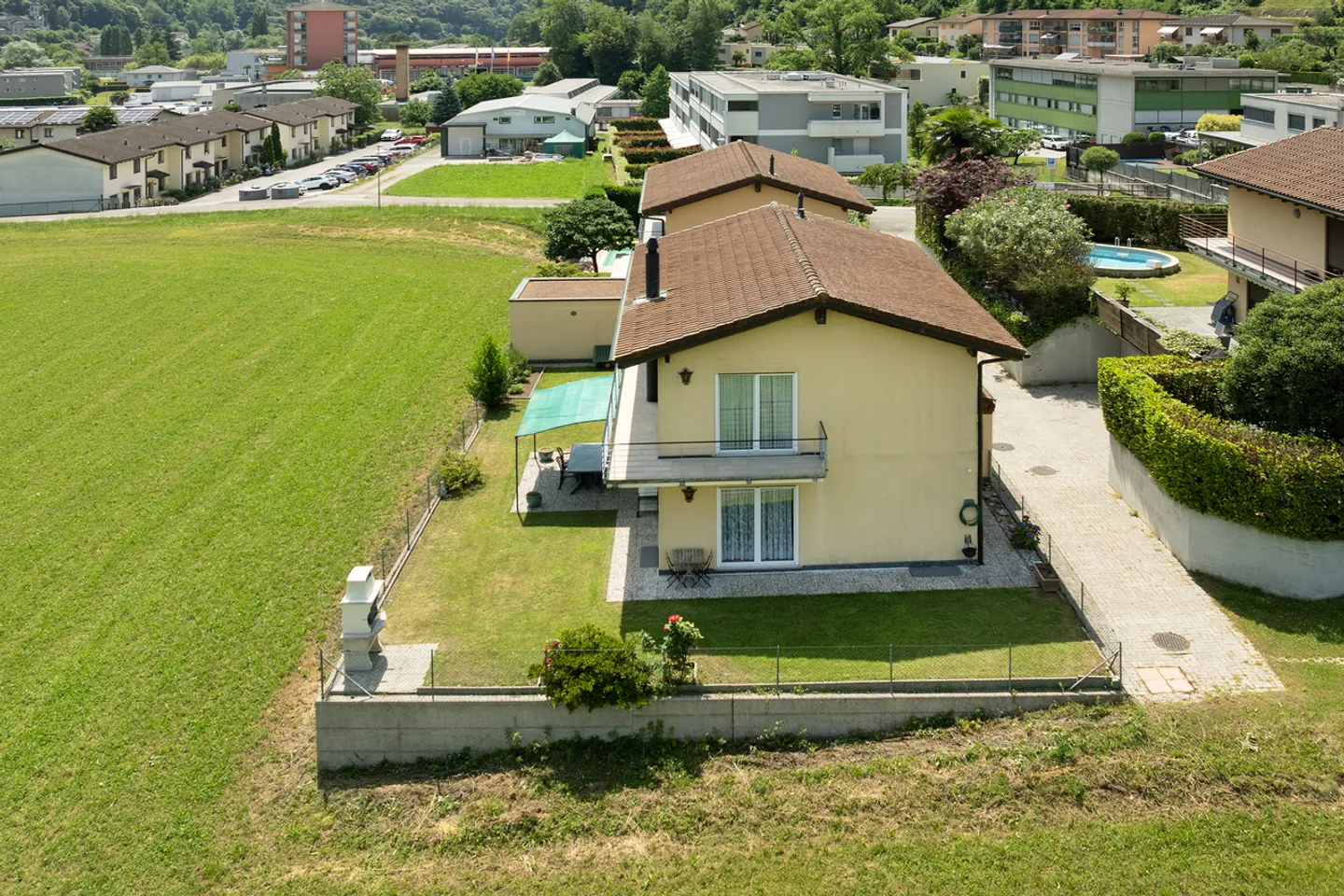 Casa unifamiliare luminosa con vista aperta sul verde - Foto 9 di 10