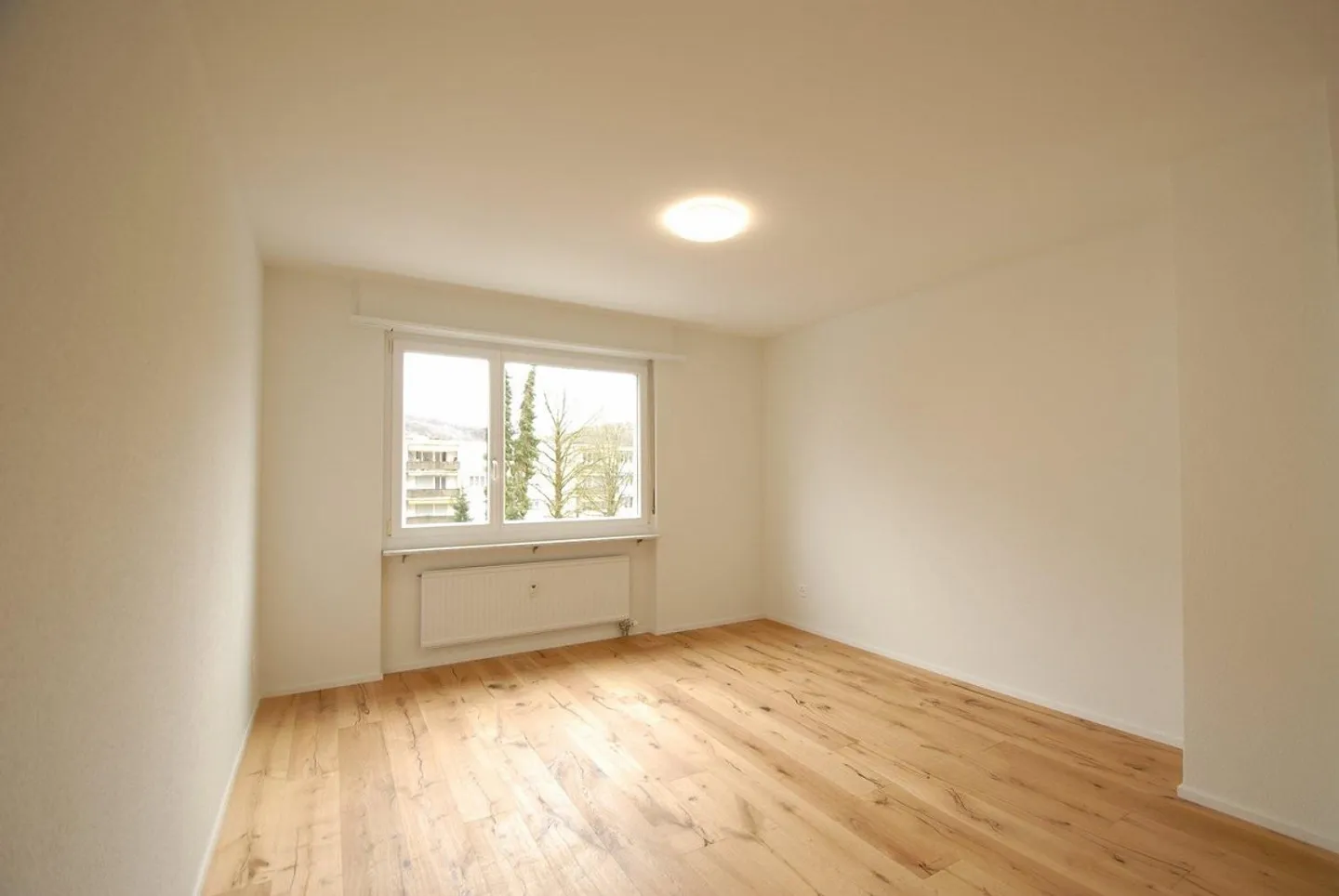 Appartamento ristrutturato di 3 stanze in una posizione tranquilla - Foto 4 di 13