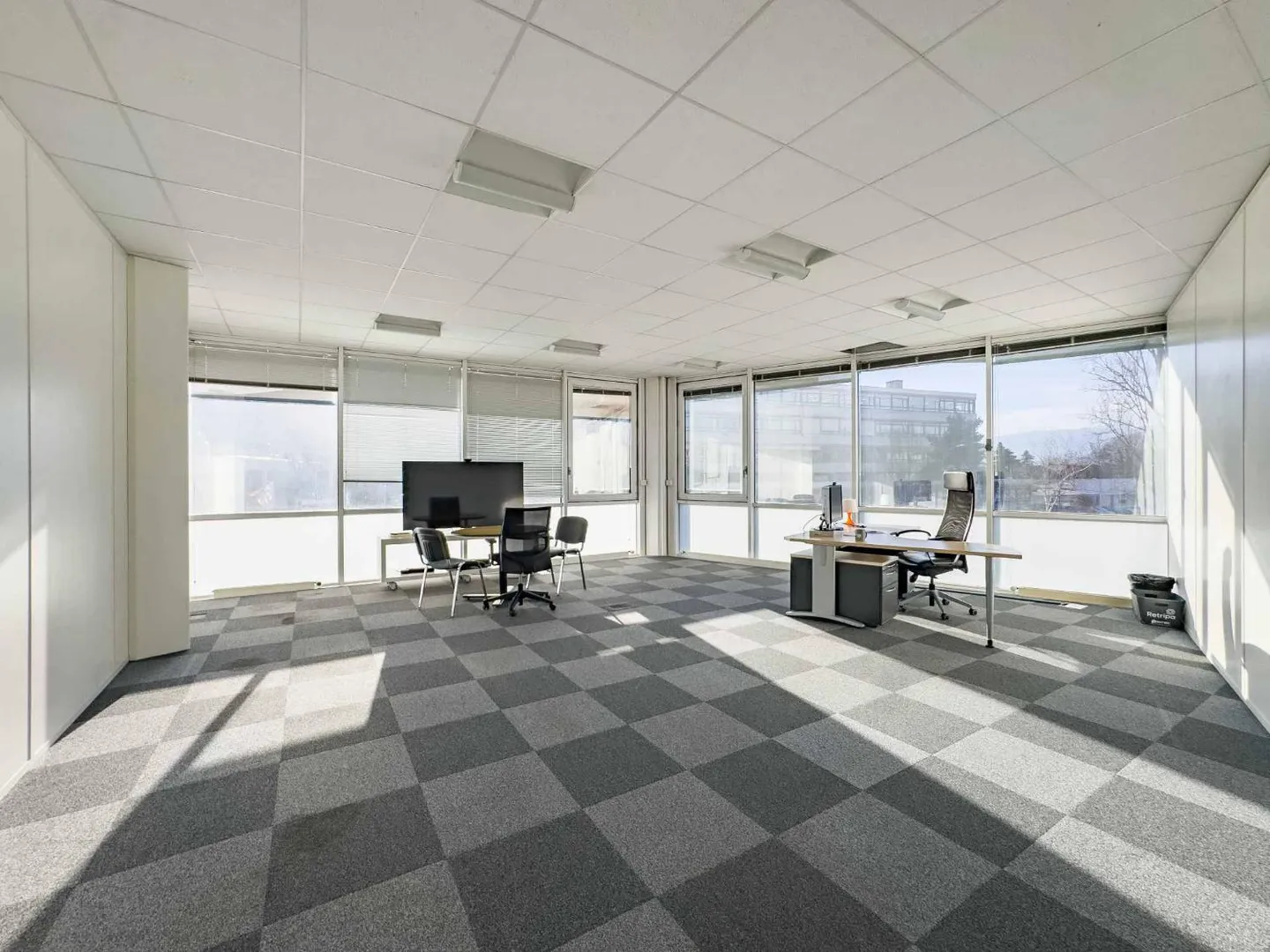 Bureau de 283 m² au 1er étage d'un bâtiment industriel à Lignon - Photo 2 sur 12