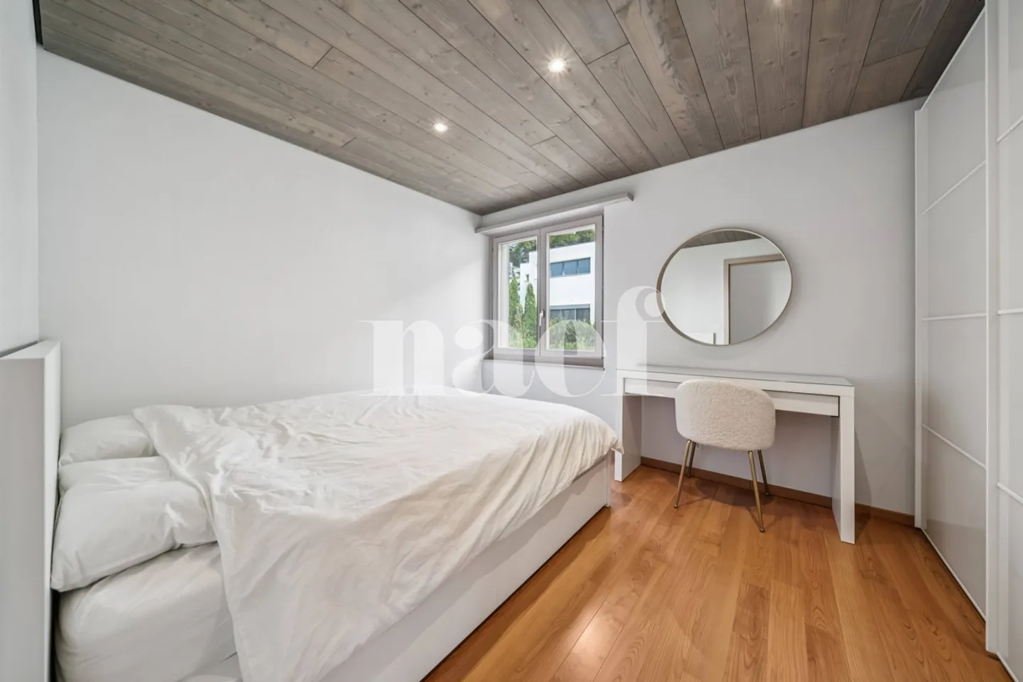 Charming 4.5 room apartment in a quiet location in Gampelen - Photo 7 of 9