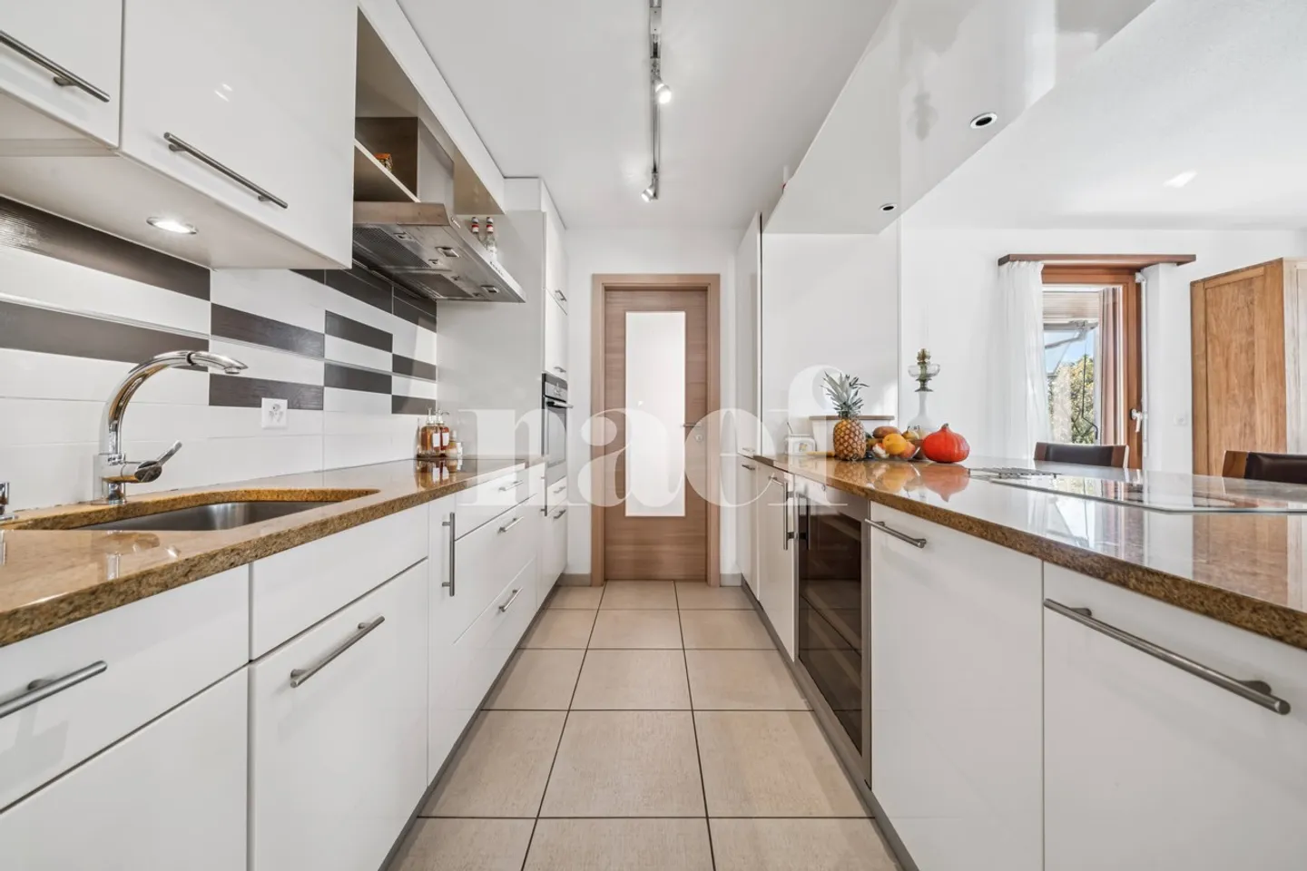 Charming 4.5 room apartment in a quiet location in Gampelen - Photo 2 of 9