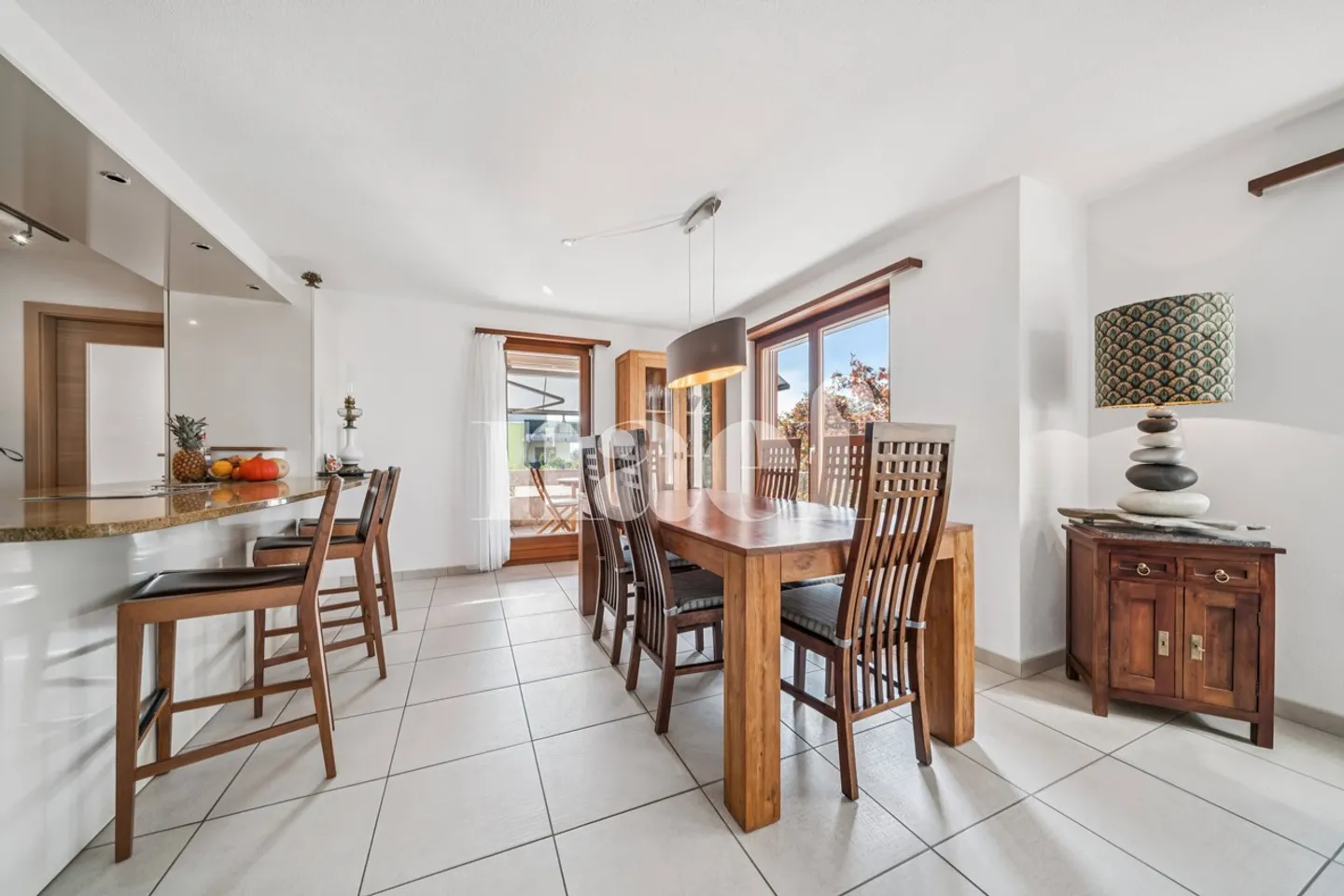 Charming 4.5 room apartment in a quiet location in Gampelen - Photo 3 of 9