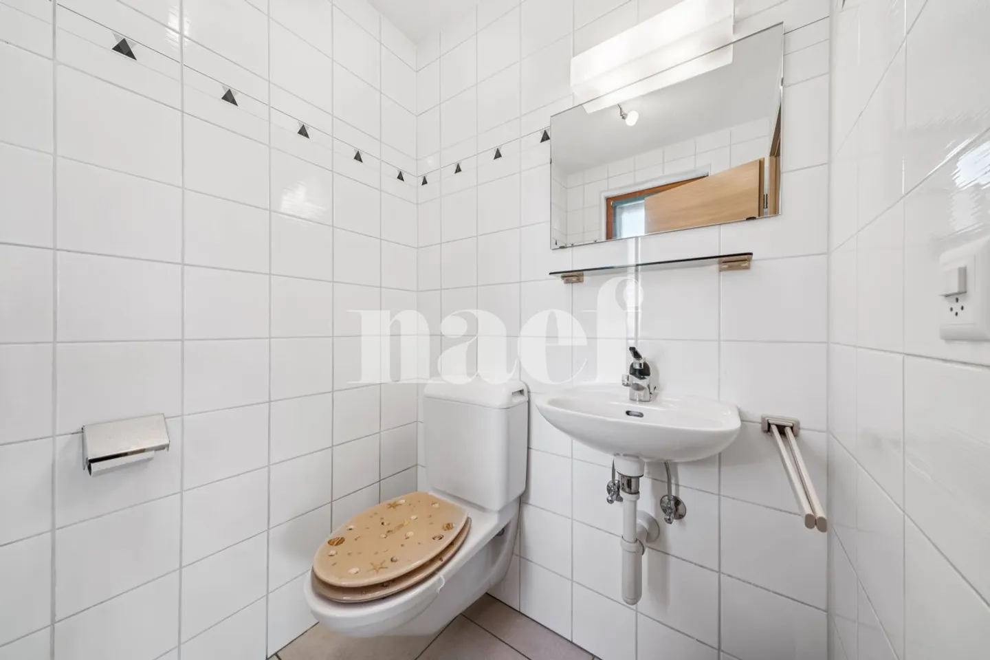 Charming 4.5 room apartment in a quiet location in Gampelen - Photo 8 of 9