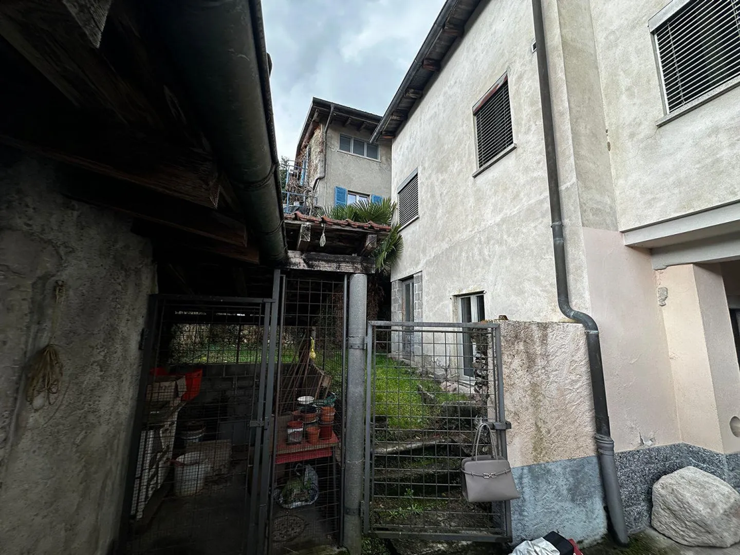 EXCLUSIVE – Historic village house in Arzo: 3.5 rooms with private garden, 2 covered... - Photo 2 of 13