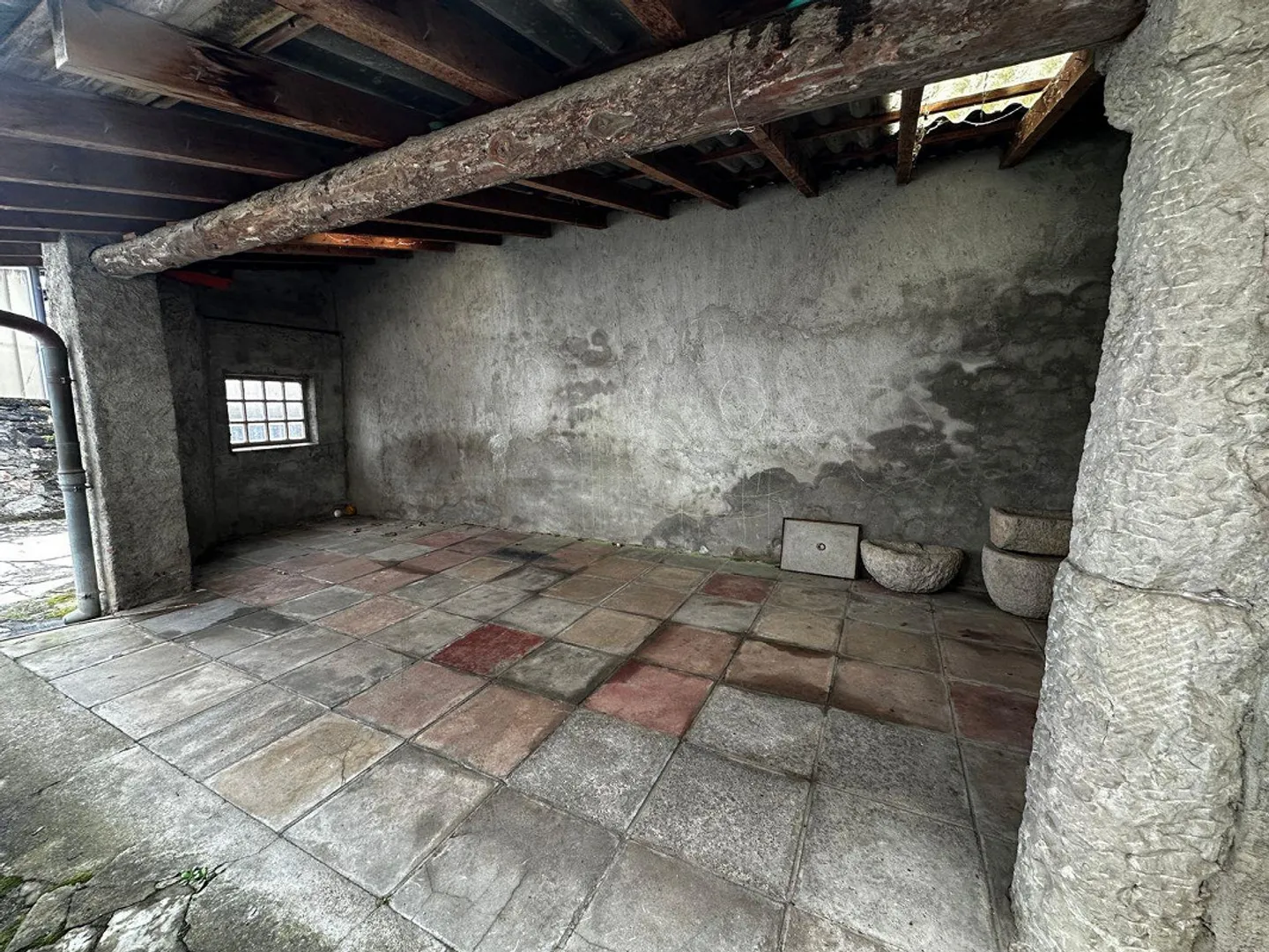 EXCLUSIVE – Historic village house in Arzo: 3.5 rooms with private garden, 2 covered... - Photo 3 of 13