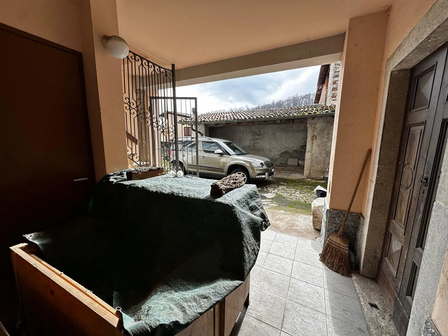 EXCLUSIVE – Historic village house in Arzo: 3.5 rooms with private garden, 2 covered... - Photo 6 of 13