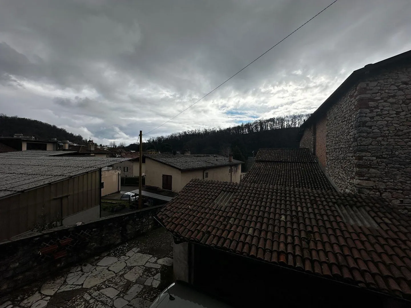 EXCLUSIVE – Historic village house in Arzo: 3.5 rooms with private garden, 2 covered... - Photo 8 of 13