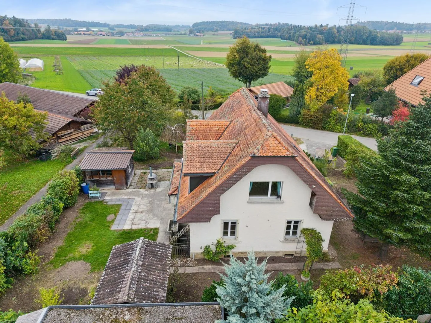 Casa residenziale affascinante con due appartamenti e grande giardino - Foto 3 di 13