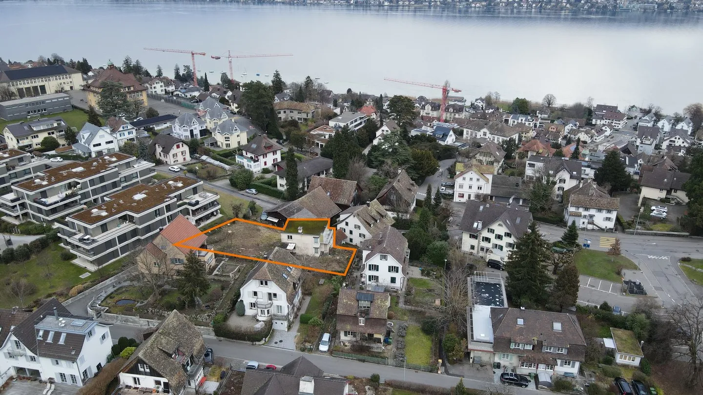 Building plot in a central, quiet and elevated location with lake and mountain views - Photo 1 of 4