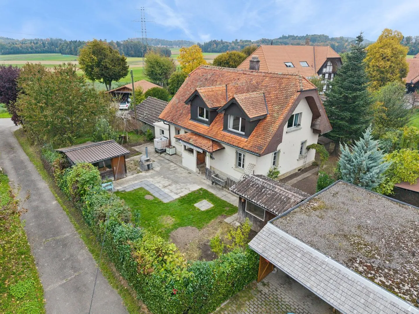 Casa residenziale affascinante con due appartamenti e grande giardino - Foto 1 di 13