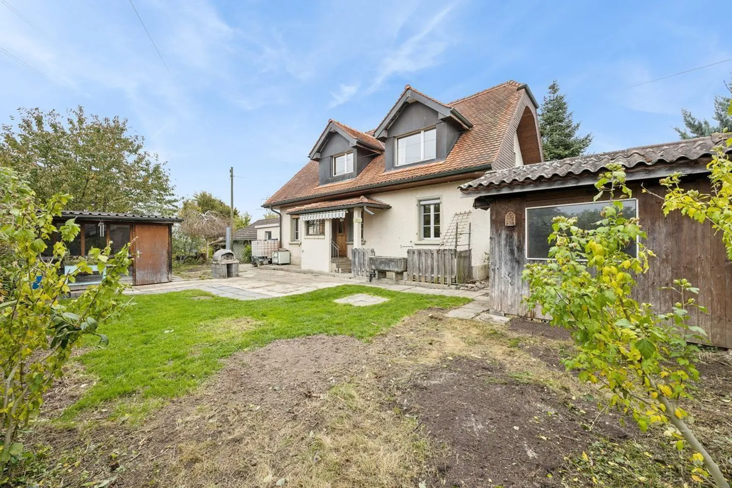 Casa residenziale affascinante con due appartamenti e grande giardino - Foto 5 di 13