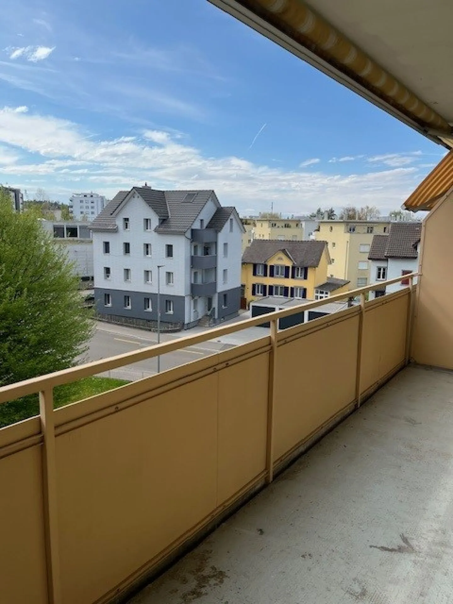 Il tuo nuovo appartamento in una posizione eccellente - con balcone e stanze luminose per il tuo comfort. - Foto 9 di 12