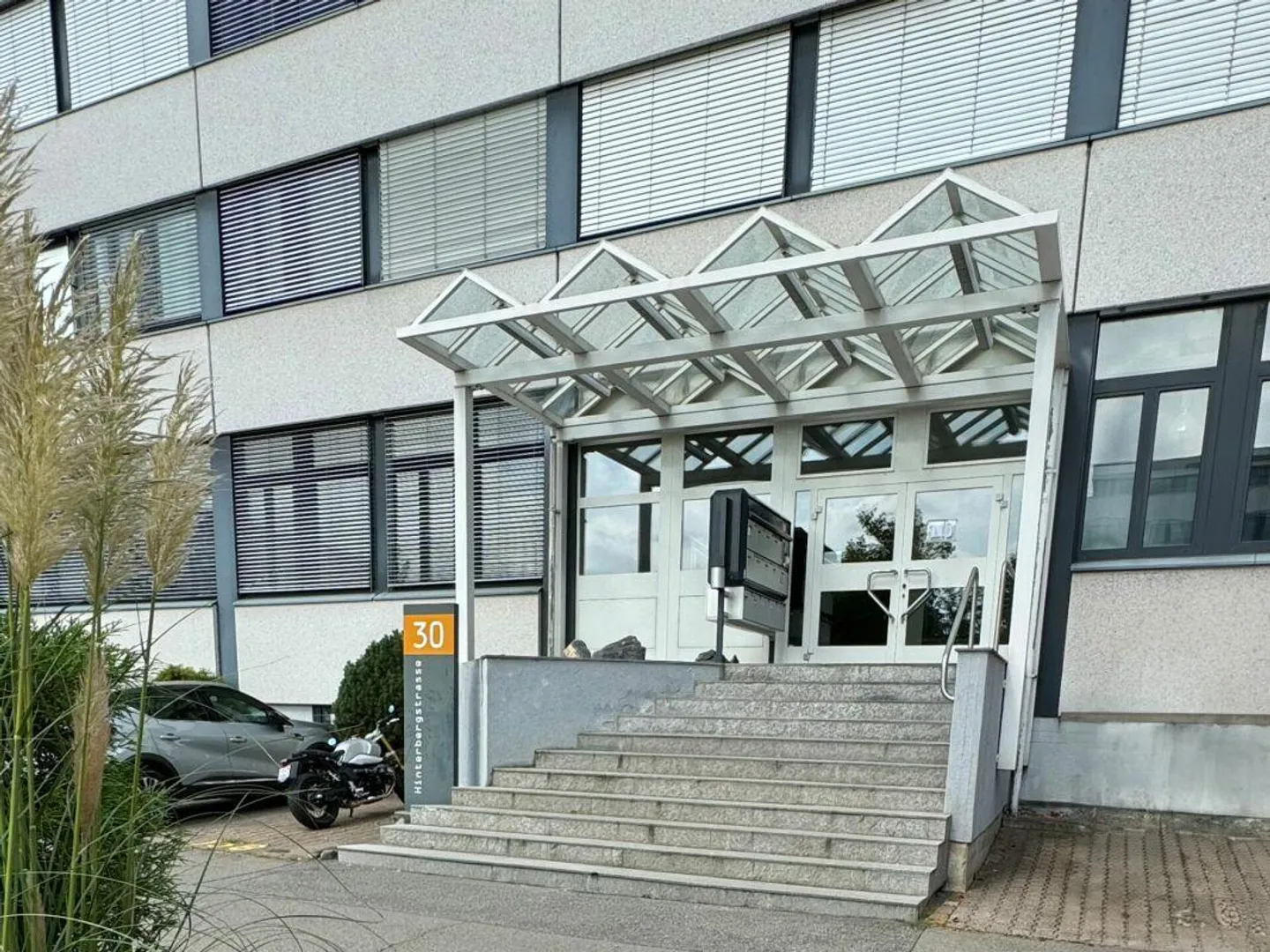 Ufficio ampliato di 200 m2 a Steinhausen - Foto 1 di 9