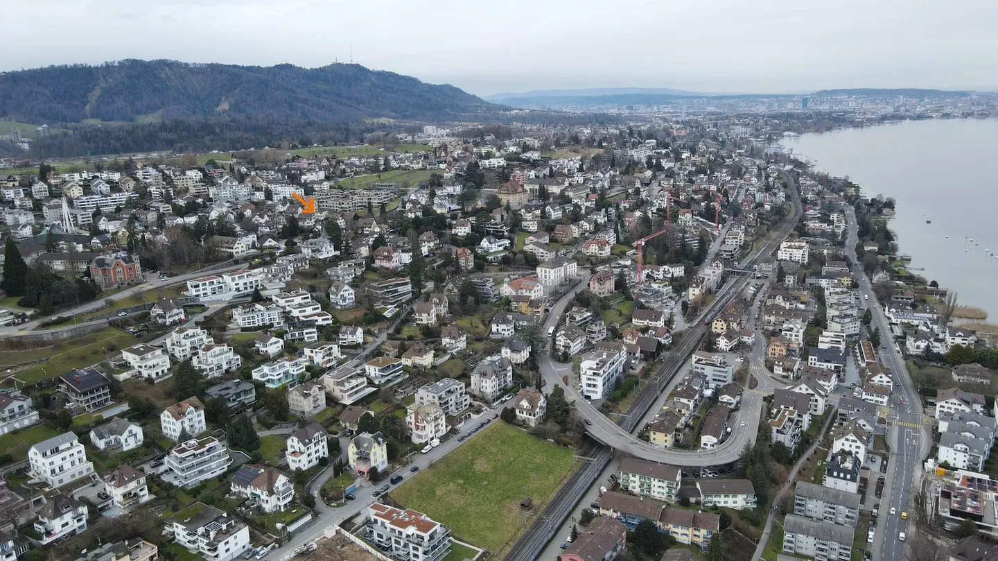 Building plot in a central, quiet and elevated location with lake and mountain views - Photo 2 of 4