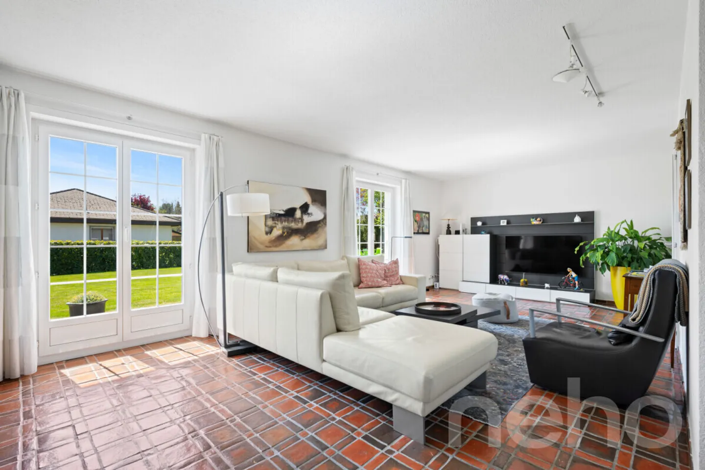 Family Home in Peaceful Area - Photo 3 of 12