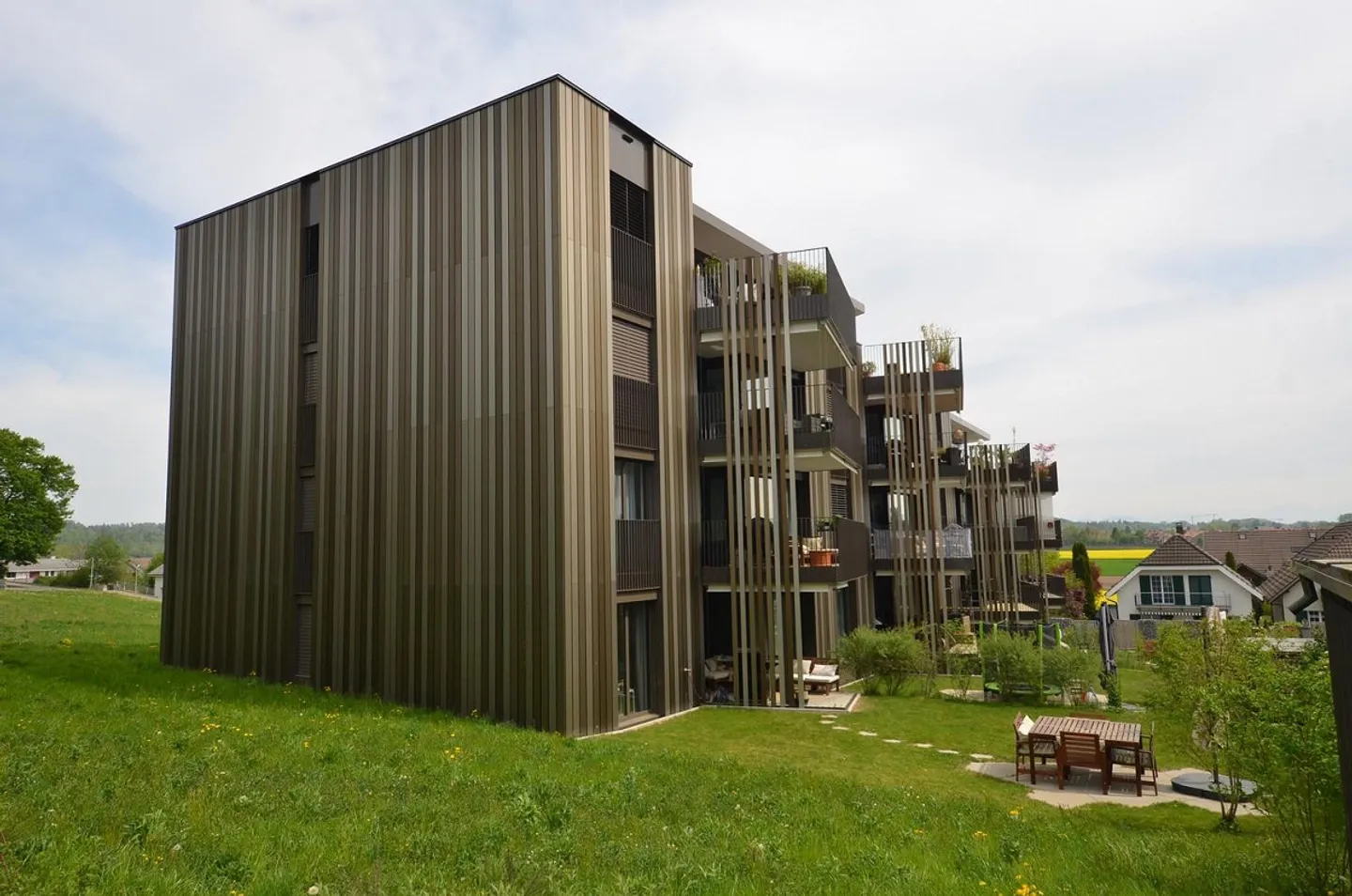 Appartement moderne de 5,5 pièces au rez-de-chaussée dans un quartier calme - Photo 1 sur 9