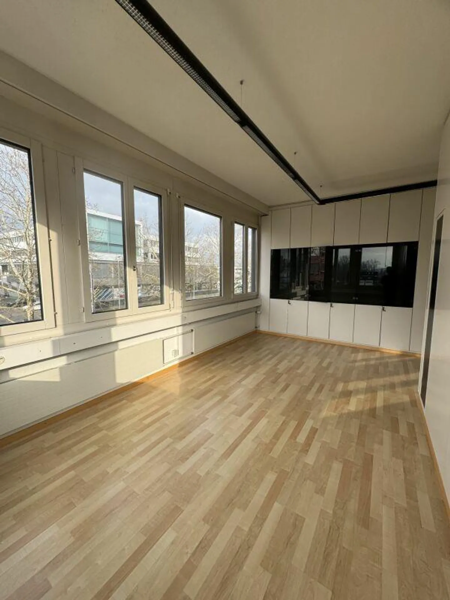 Ufficio ampliato di 200 m2 a Steinhausen - Foto 7 di 9