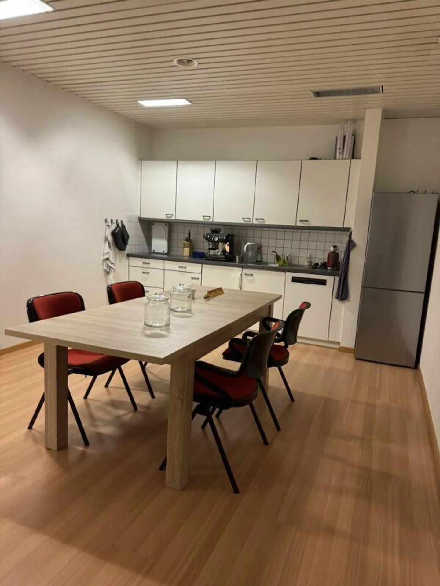 Ufficio ampliato di 200 m2 a Steinhausen - Foto 8 di 9