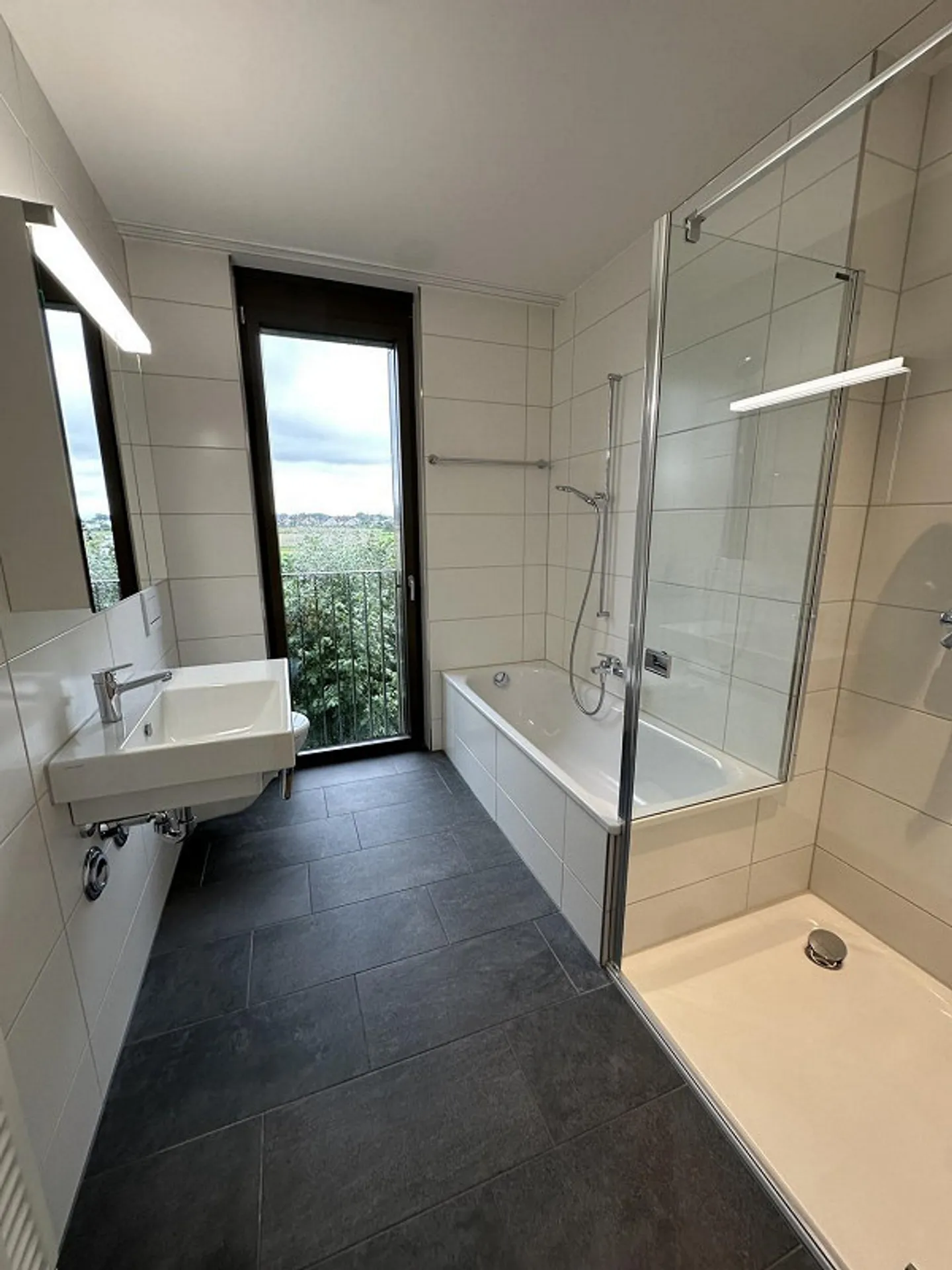 Appartement moderne de 5,5 pièces au rez-de-chaussée dans un quartier calme - Photo 7 sur 9