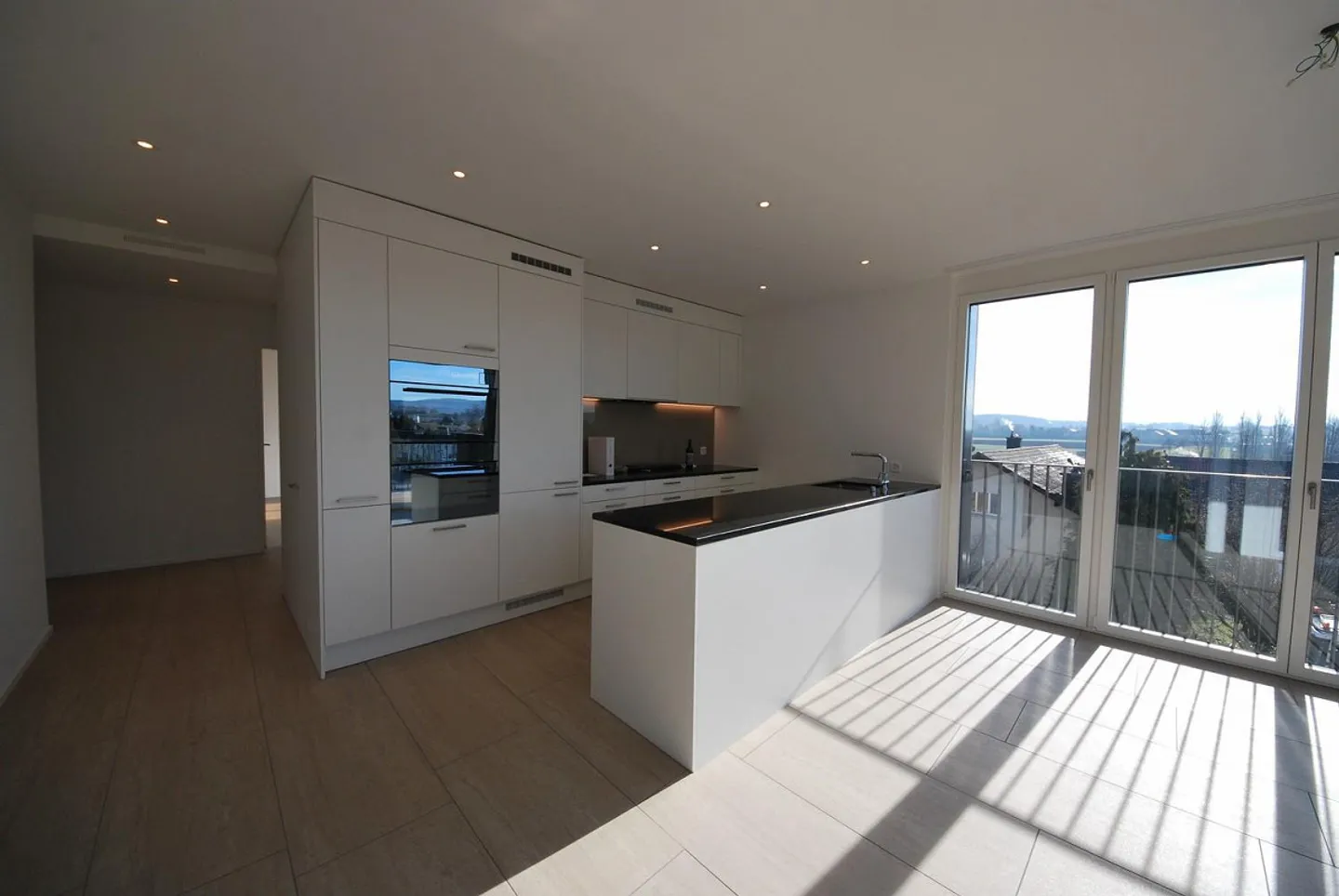 Appartement moderne de 5,5 pièces au rez-de-chaussée dans un quartier calme - Photo 2 sur 9