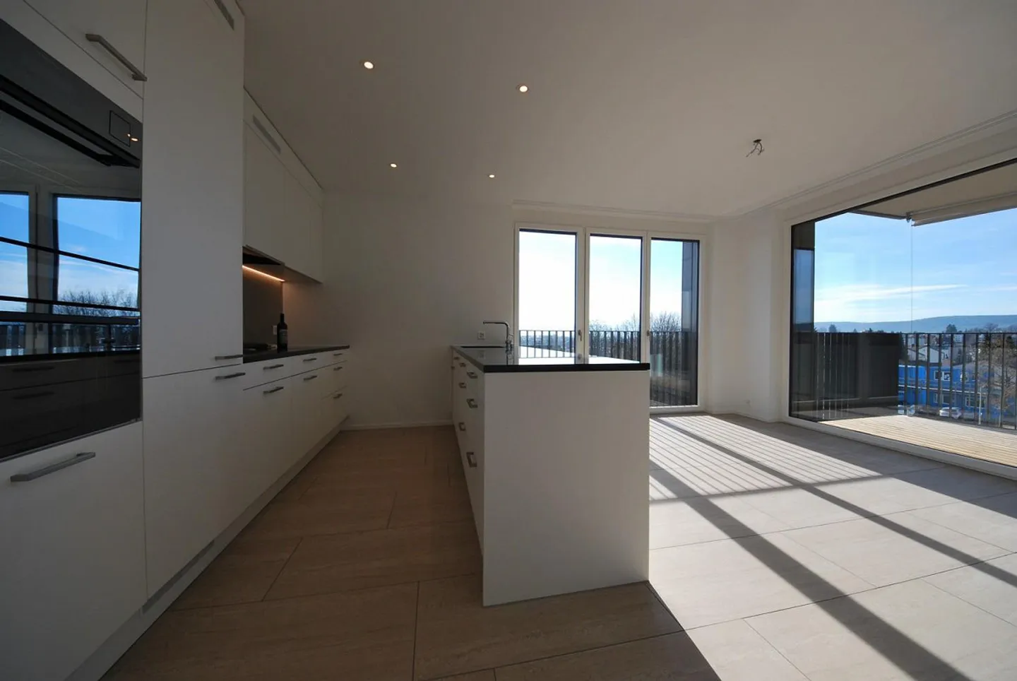 Appartement moderne de 5,5 pièces au rez-de-chaussée dans un quartier calme - Photo 3 sur 9