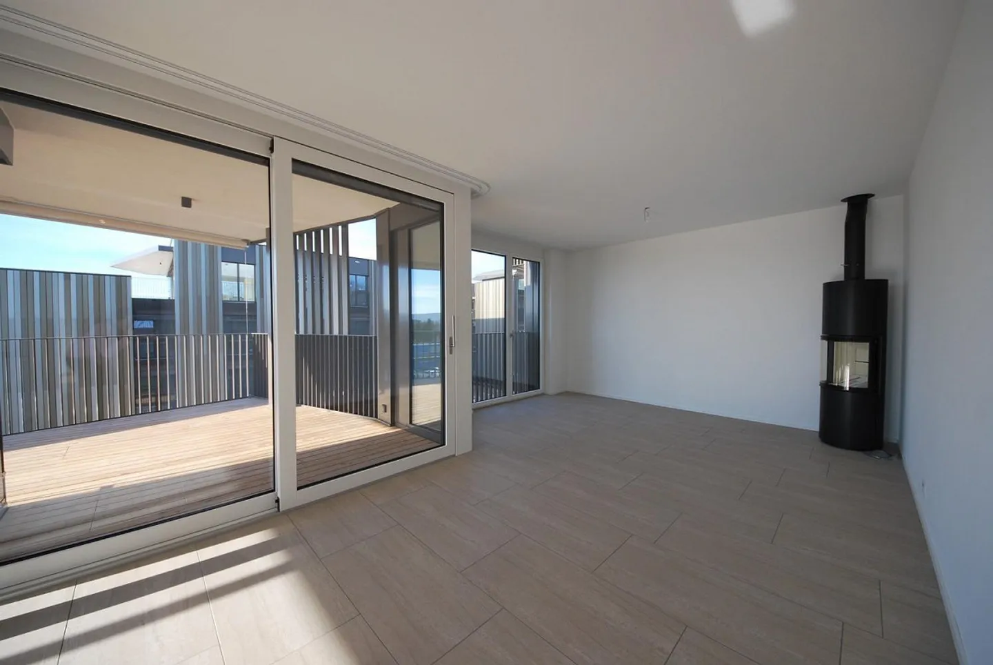 Appartement moderne de 5,5 pièces au rez-de-chaussée dans un quartier calme - Photo 5 sur 9