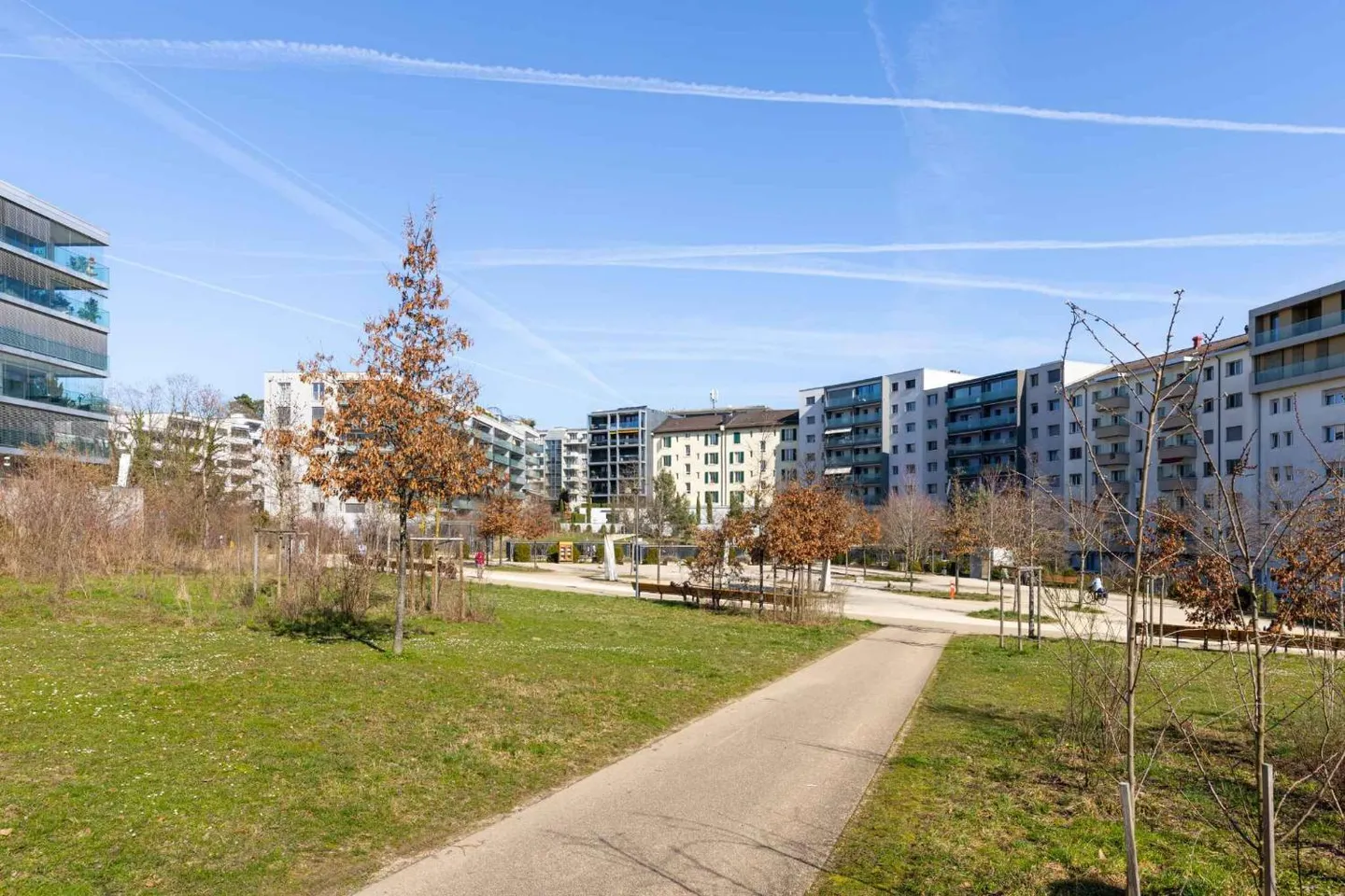 Luminoso appartamento di 4.5 locali con ampia loggia nel centro di Nyon - Foto 2 di 10