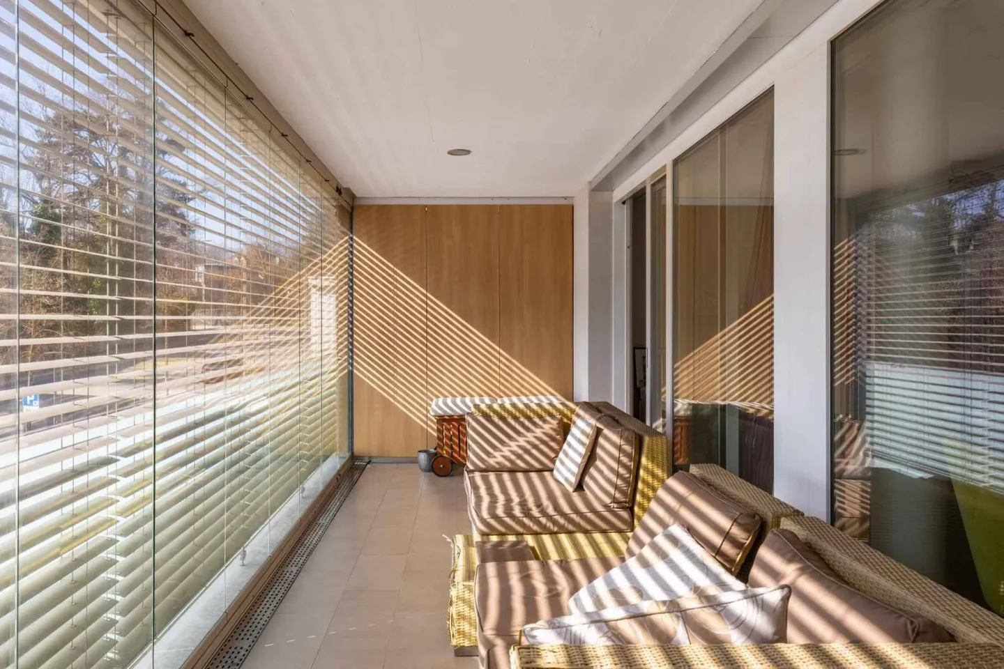 Luminoso appartamento di 4.5 locali con ampia loggia nel centro di Nyon - Foto 3 di 10