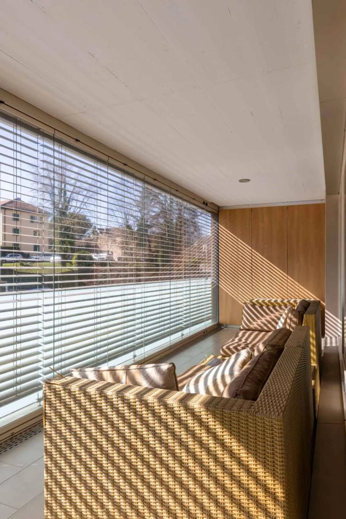 Luminoso appartamento di 4.5 locali con ampia loggia nel centro di Nyon - Foto 4 di 10