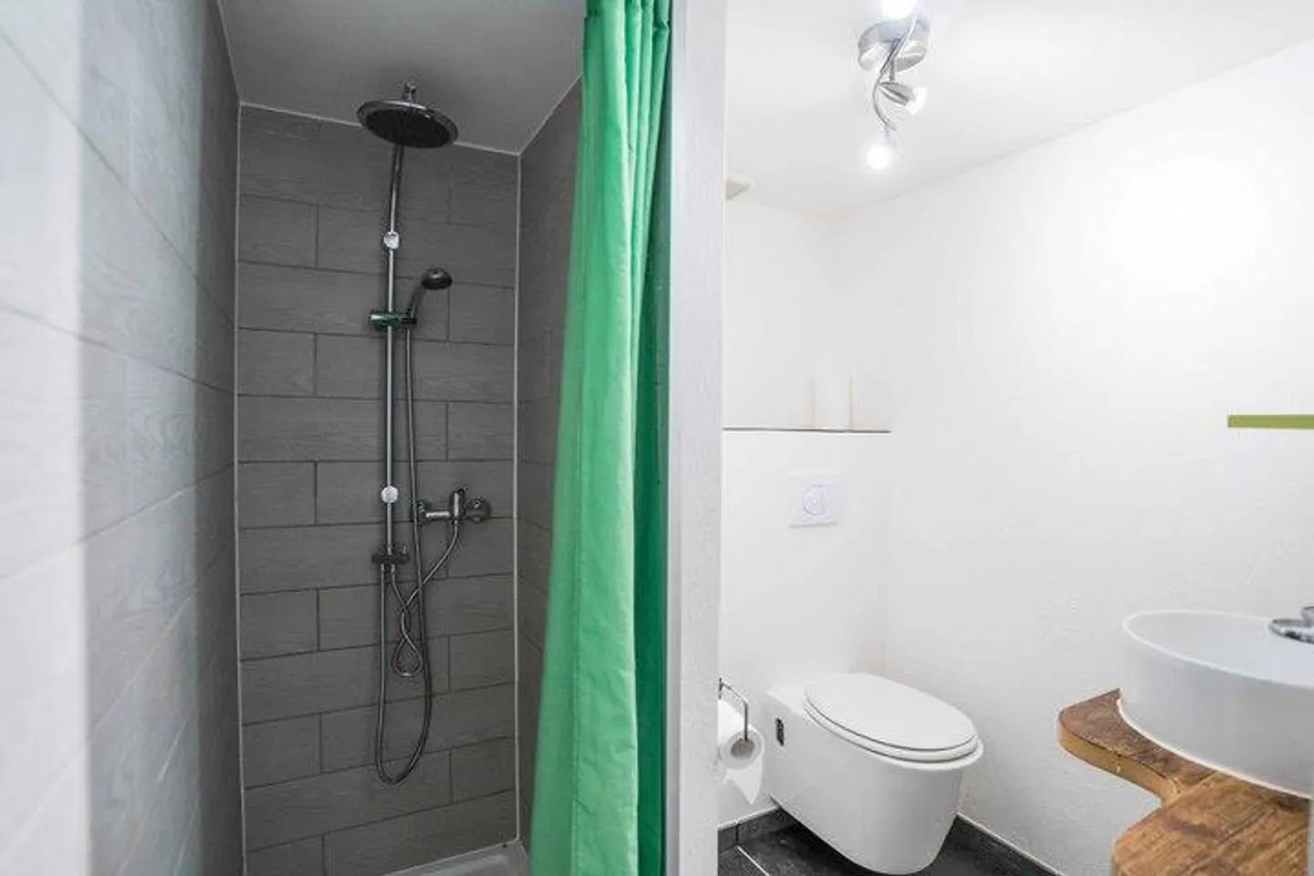 MAISON MITOYENNE DE 8,5 CHAMBRES AVEC APPARTEMENT INDÉPENDANT DANS LES ALPES BERNOISES - Photo 2 sur 2