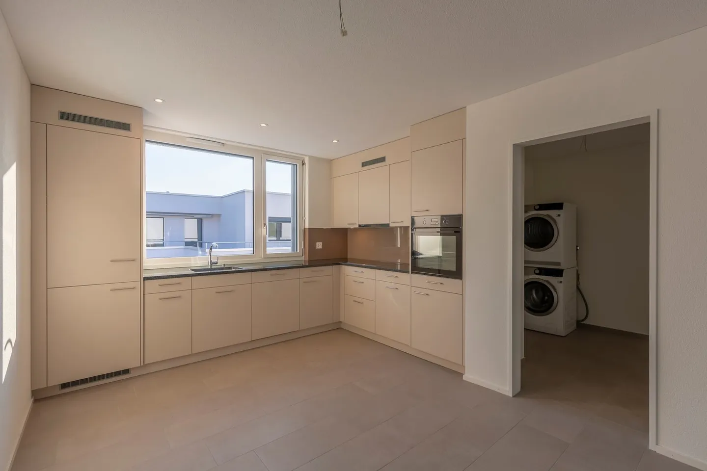 Appartement Attique Moderne avec Terrasse ensoleillée - Photo 3 sur 10