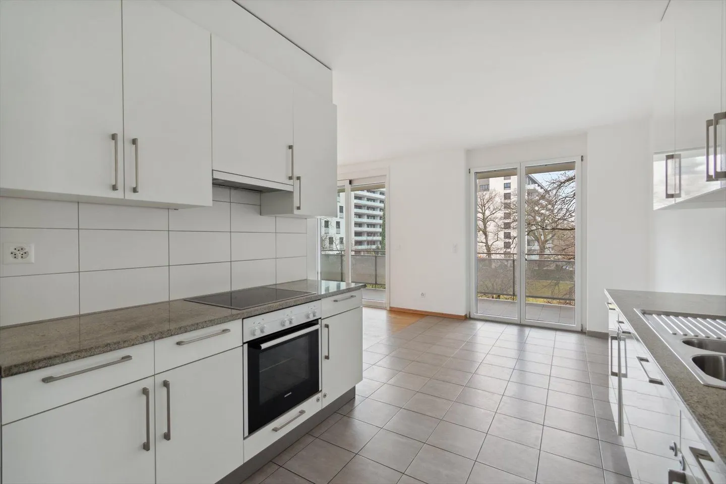 Helle 6-Zimmer-Wohnung mit großer Terrasse - Foto 3 von 10