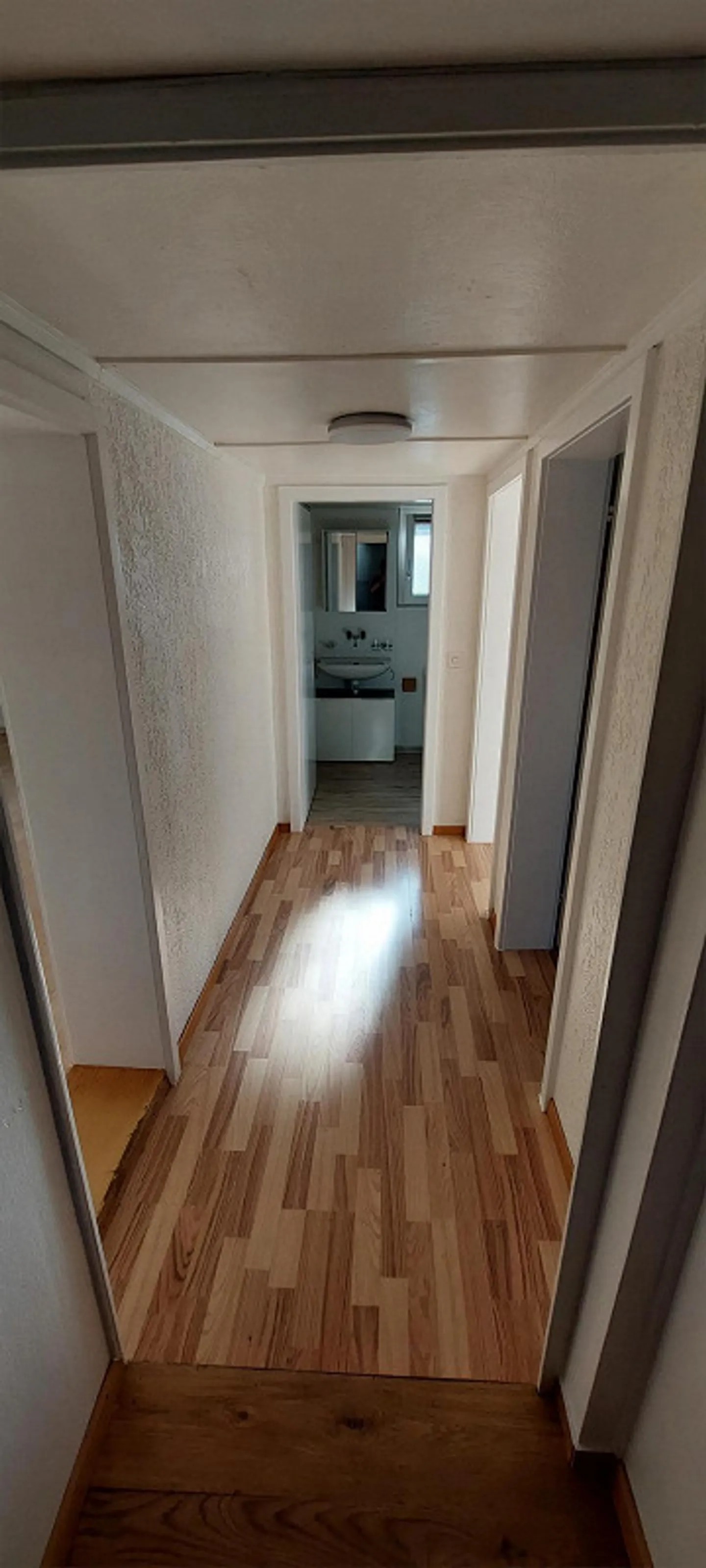 Appartamento conveniente in un vecchio edificio - Foto 2 di 9