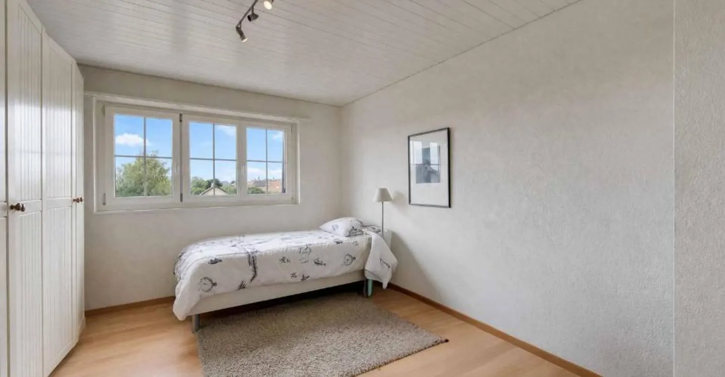 Exklusivität: Einfamilienhaus mit 7,5 Zimmern Schöner Garten mit Pool - Foto 10 von 11