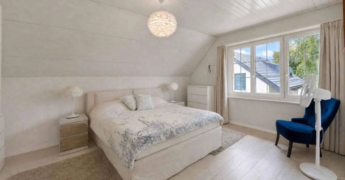 Exklusivität: Einfamilienhaus mit 7,5 Zimmern Schöner Garten mit Pool - Foto 8 von 11