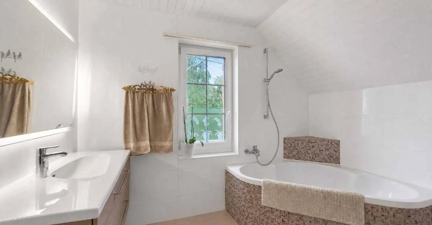Exklusivität: Einfamilienhaus mit 7,5 Zimmern Schöner Garten mit Pool - Foto 9 von 11