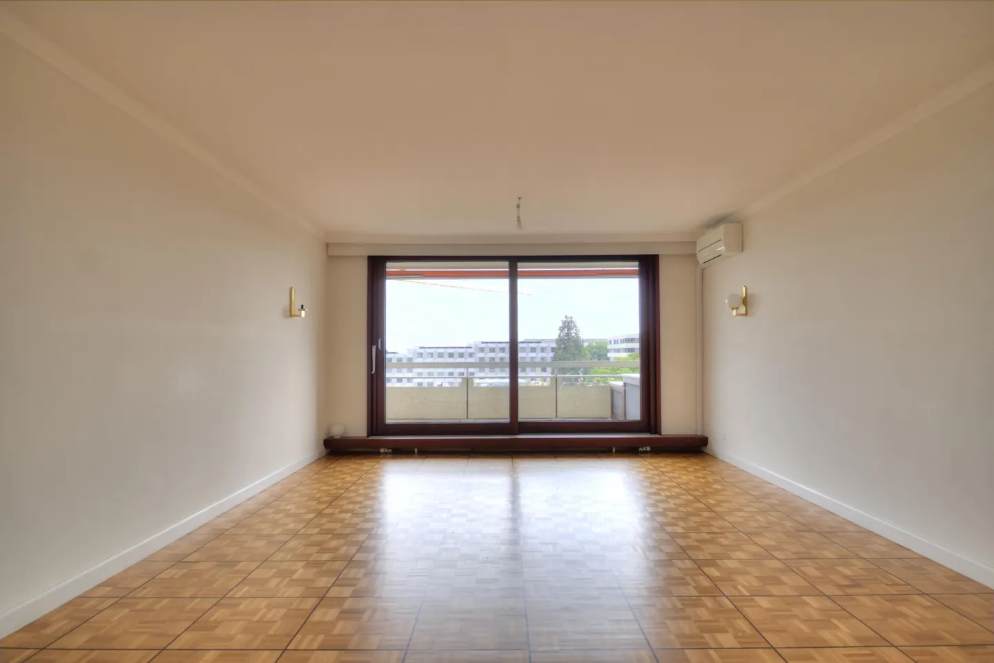 Luxury Apartment with Terrace - Photo 4 of 11