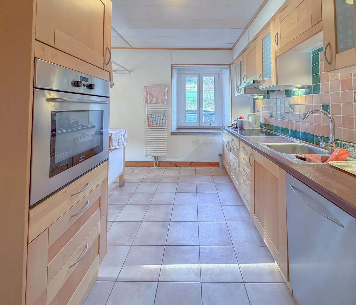 House with housing, workshops, garage, storage. Total area of 700 m2 - Photo 10 of 22