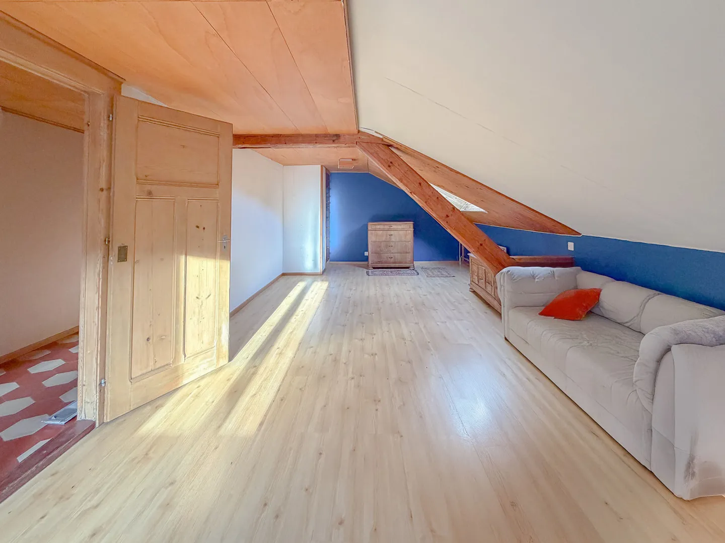 House with housing, workshops, garage, storage. Total area of 700 m2 - Photo 13 of 22