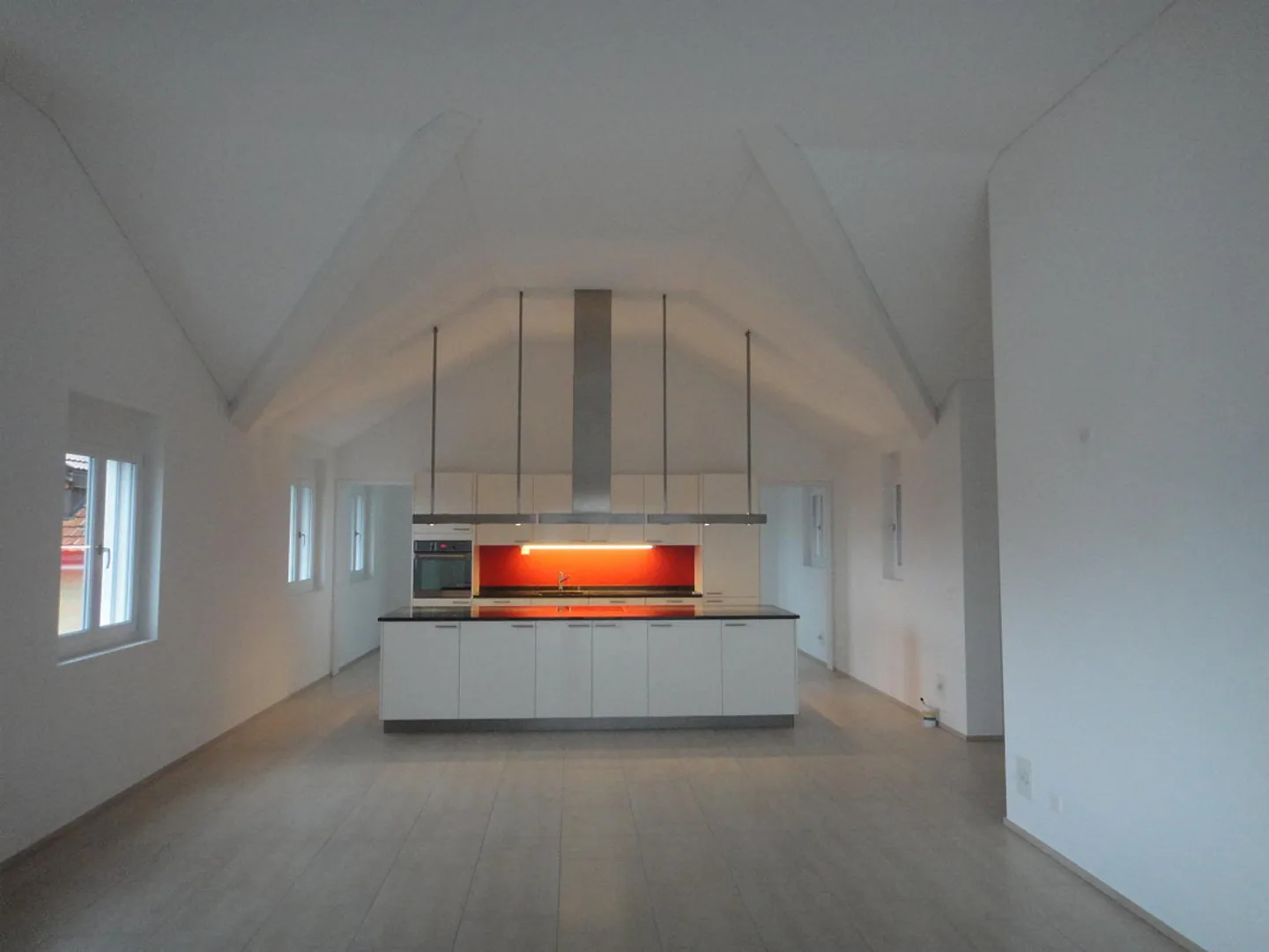 Appartement sous les toits ensoleillé avec de hauts plafonds - Photo 2 sur 13