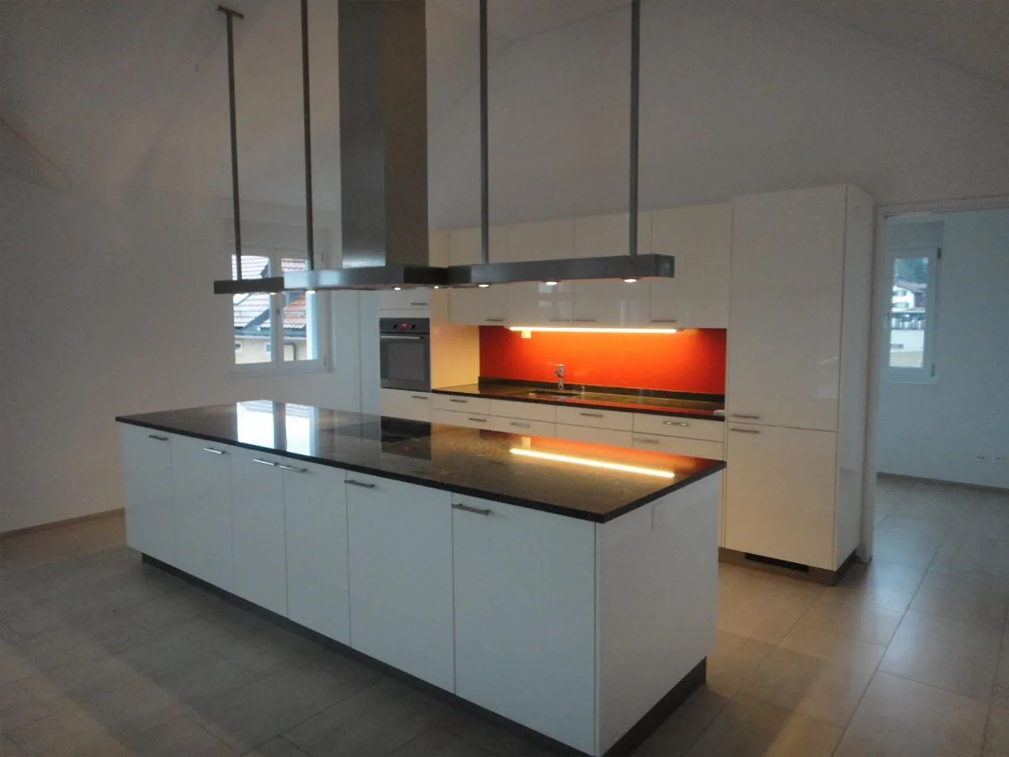 Appartement sous les toits ensoleillé avec de hauts plafonds - Photo 3 sur 13