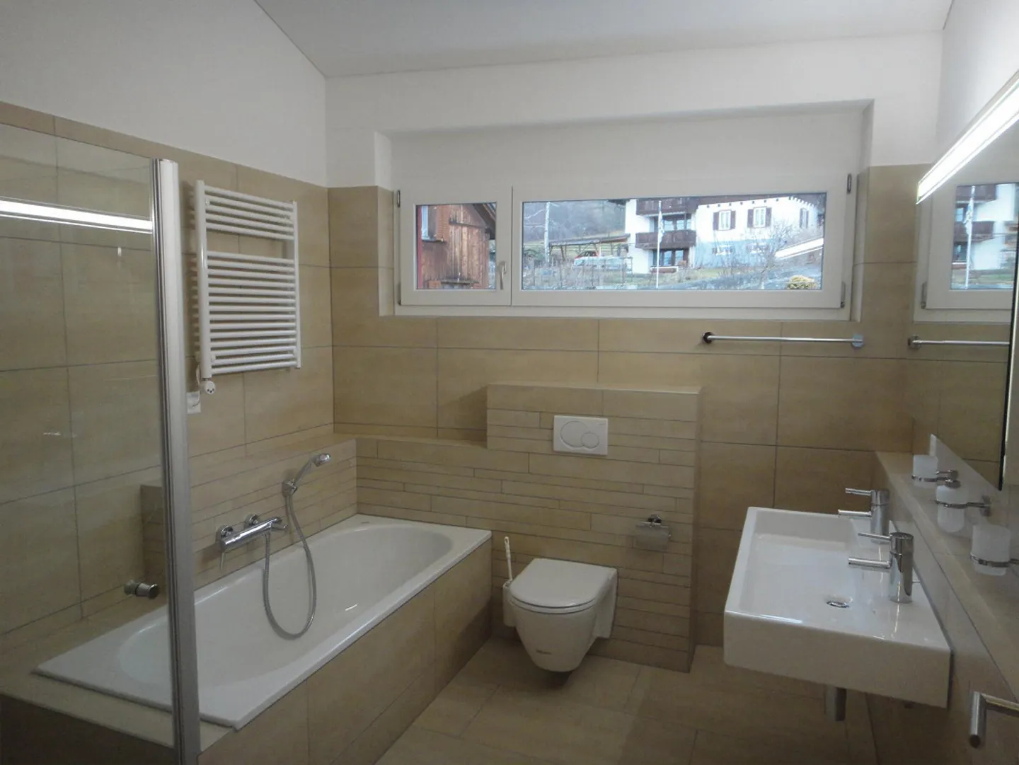 Appartement sous les toits ensoleillé avec de hauts plafonds - Photo 7 sur 13
