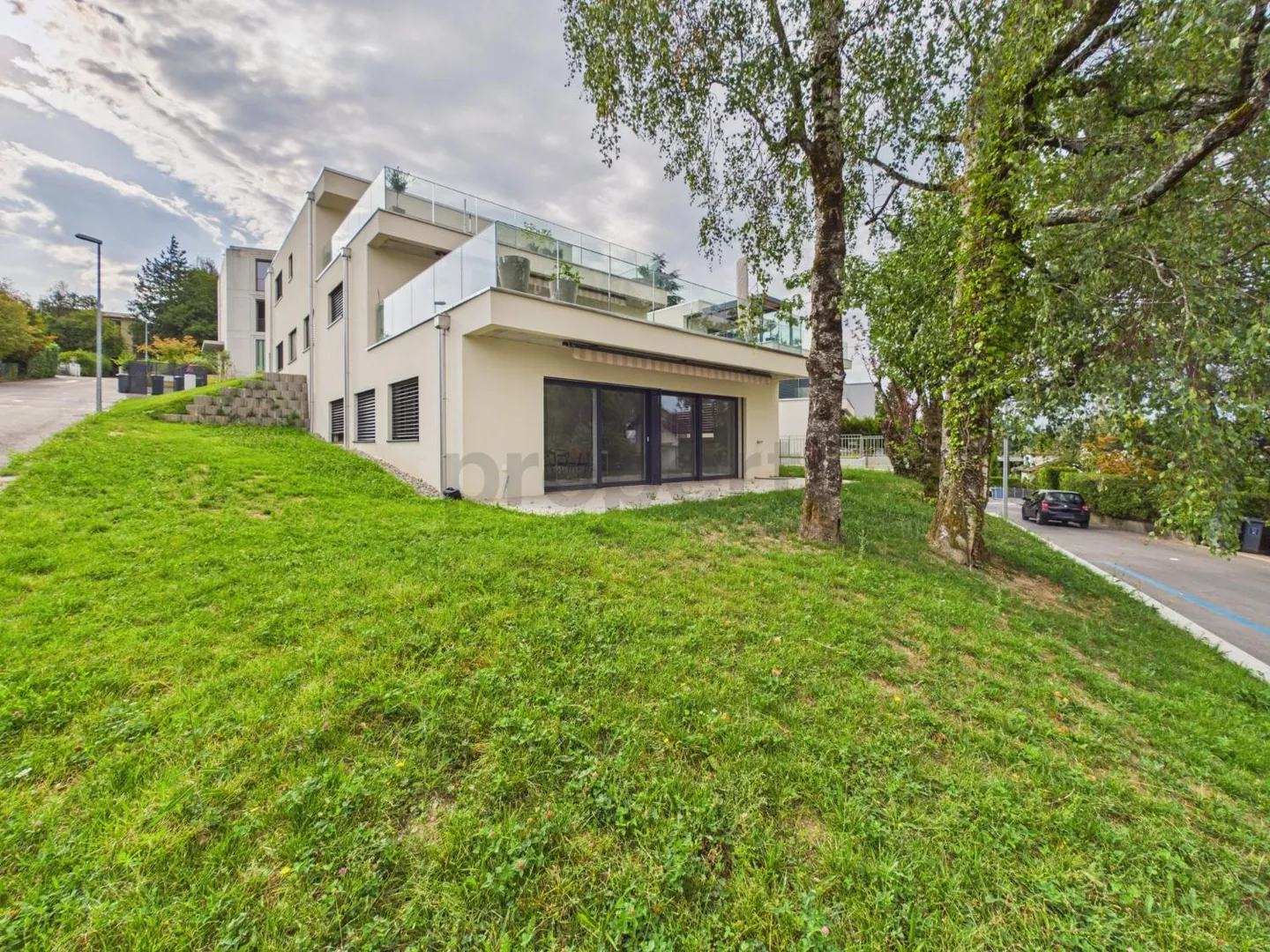 Belle situation, magnifique appartement de 3 1/2 pièces avec terrasse et jardin. - Photo 1 sur 10