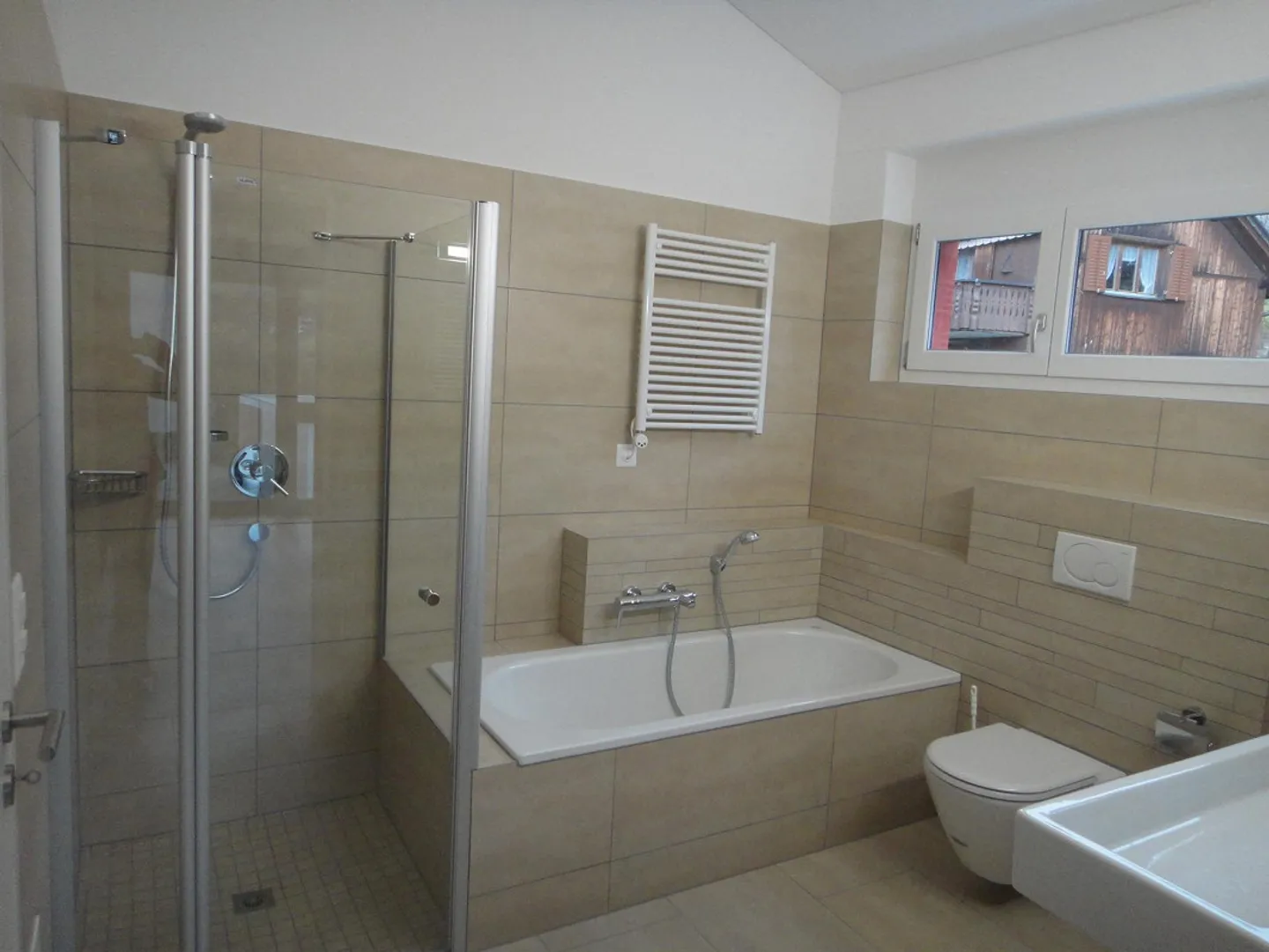 Appartement sous les toits ensoleillé avec de hauts plafonds - Photo 8 sur 13