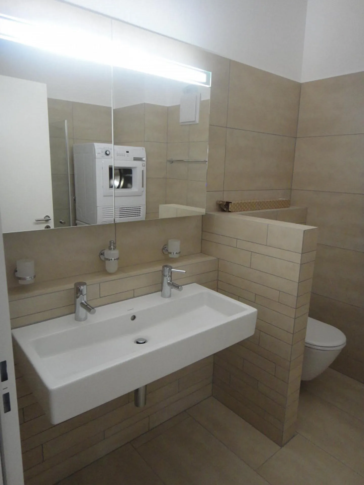 Appartement sous les toits ensoleillé avec de hauts plafonds - Photo 11 sur 13