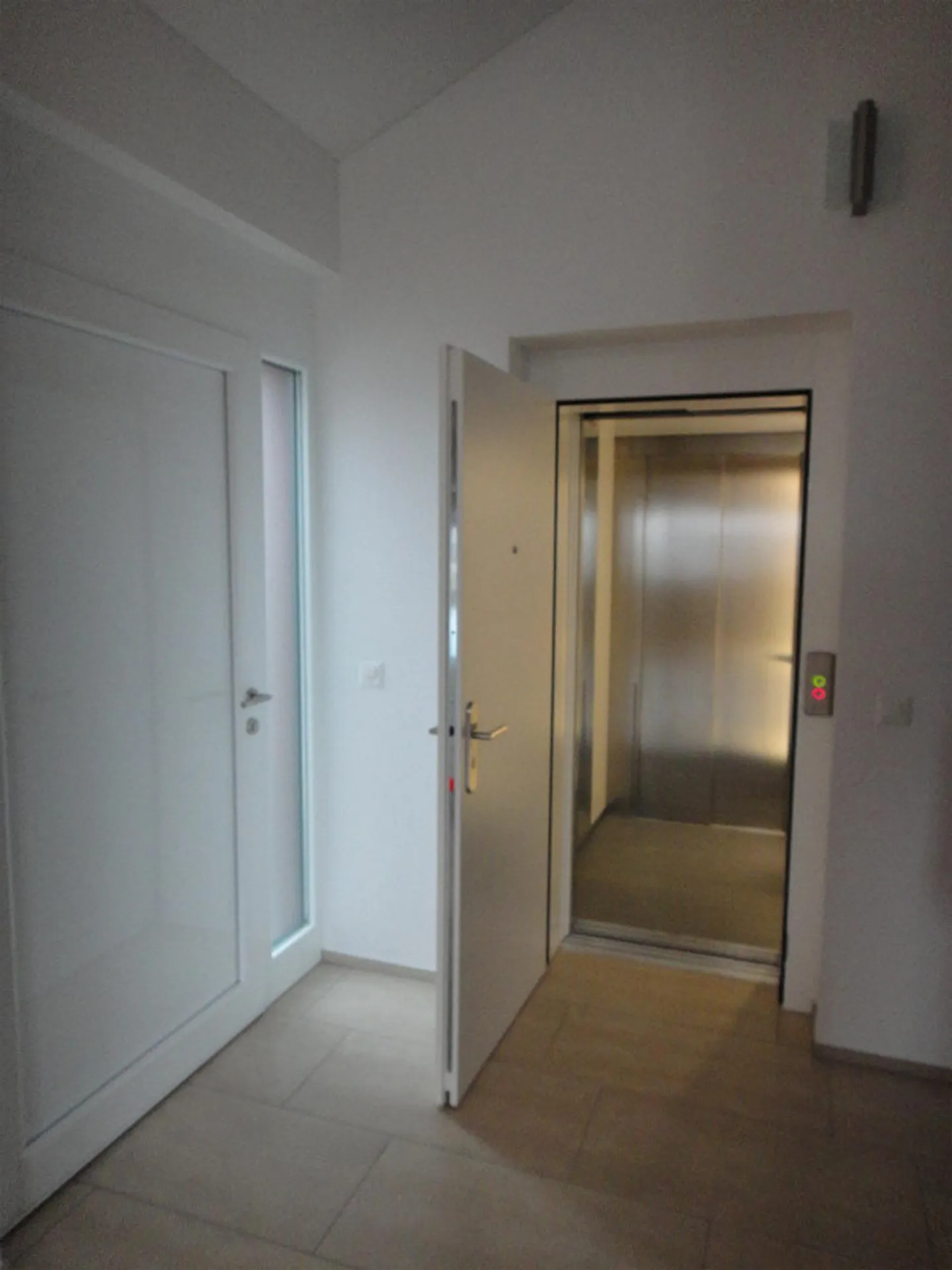 Appartement sous les toits ensoleillé avec de hauts plafonds - Photo 10 sur 13