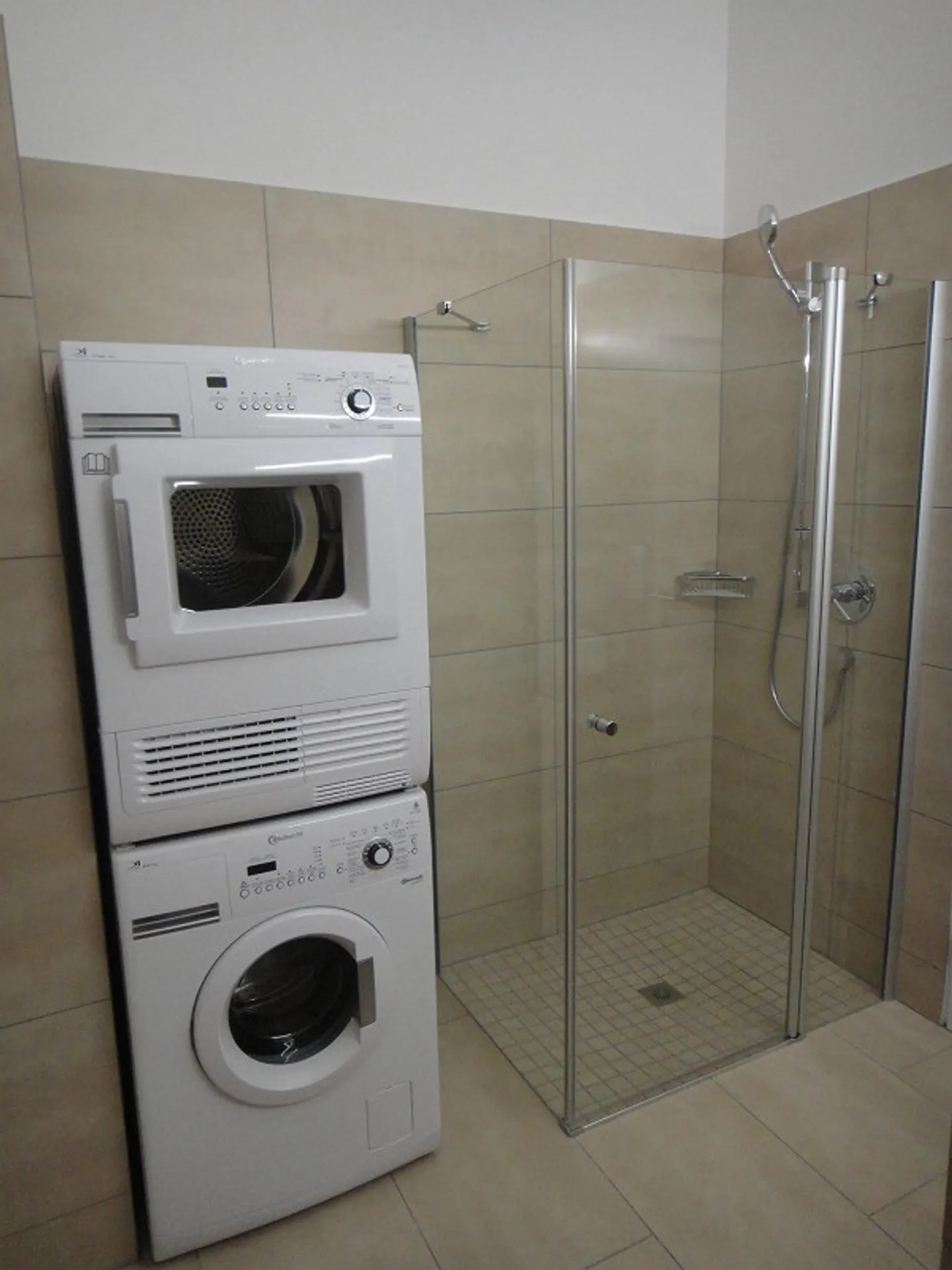 Appartement sous les toits ensoleillé avec de hauts plafonds - Photo 12 sur 13